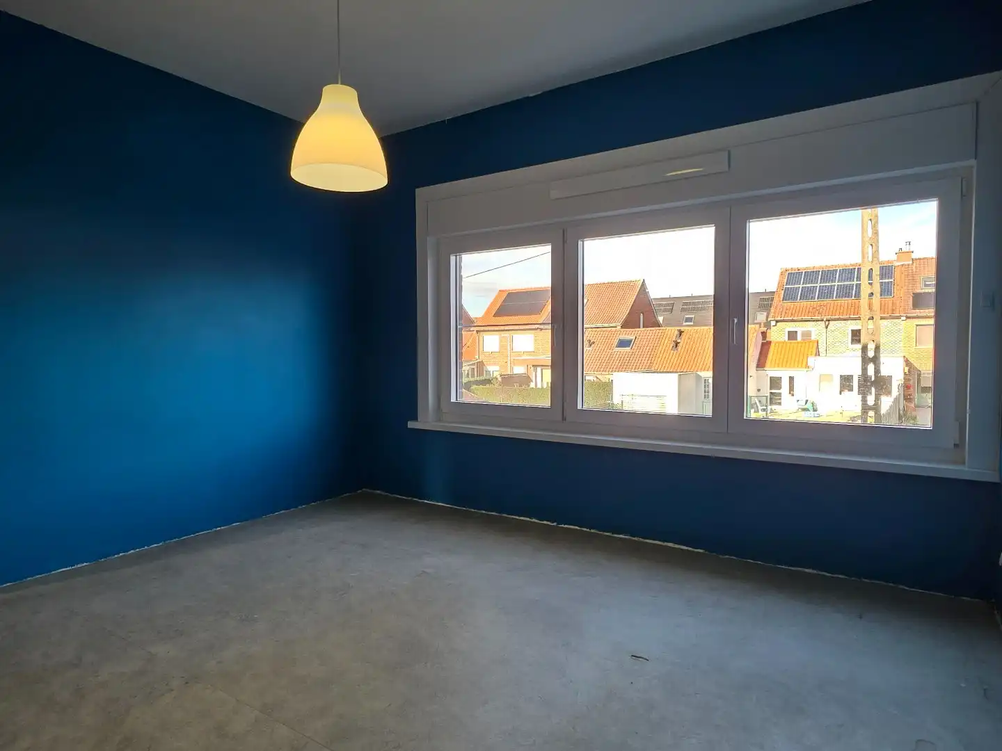 Stevige woning met betonstructuur te koop in Kuurne, eerste verdiep al volledig gerenoveerd foto 12