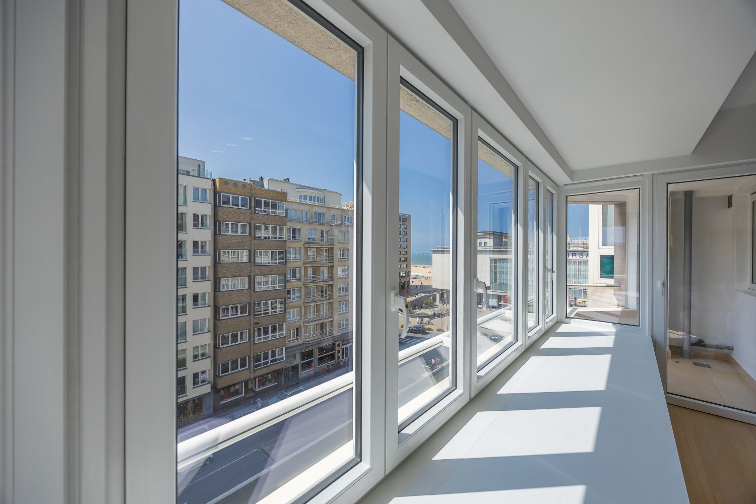 Ruim, gerenoveerd drie slaapkamer appartement in hartje Oostende foto 9