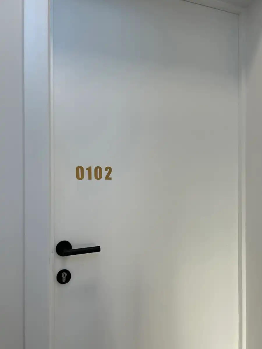 Bemeubelde studio met privatief terras. foto 9