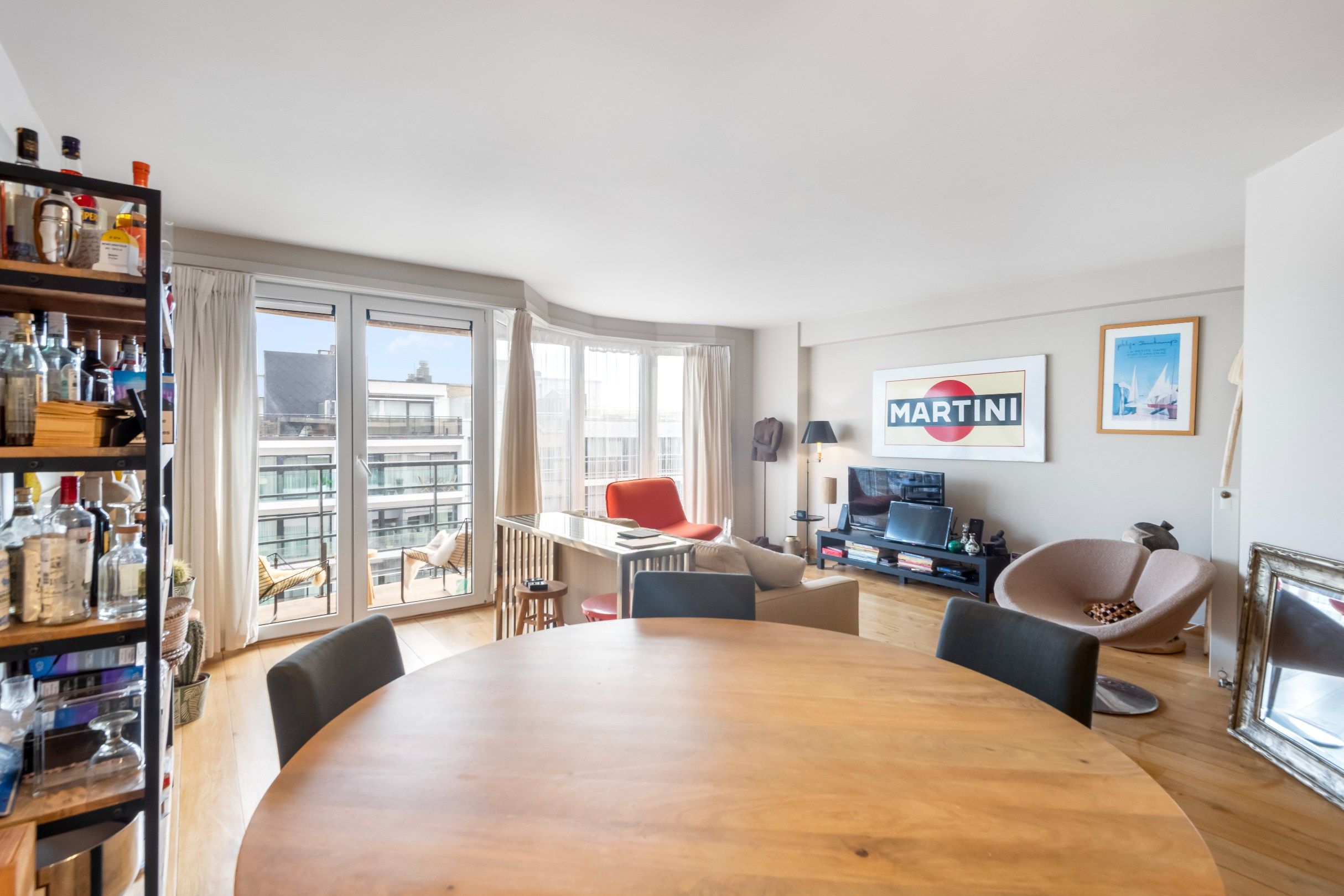 Recent en modern appartement met 2 slpk. gelegen op de belangrijkste winkelstraat van Knokke op wandelafstand van de zeedijk.  foto 4