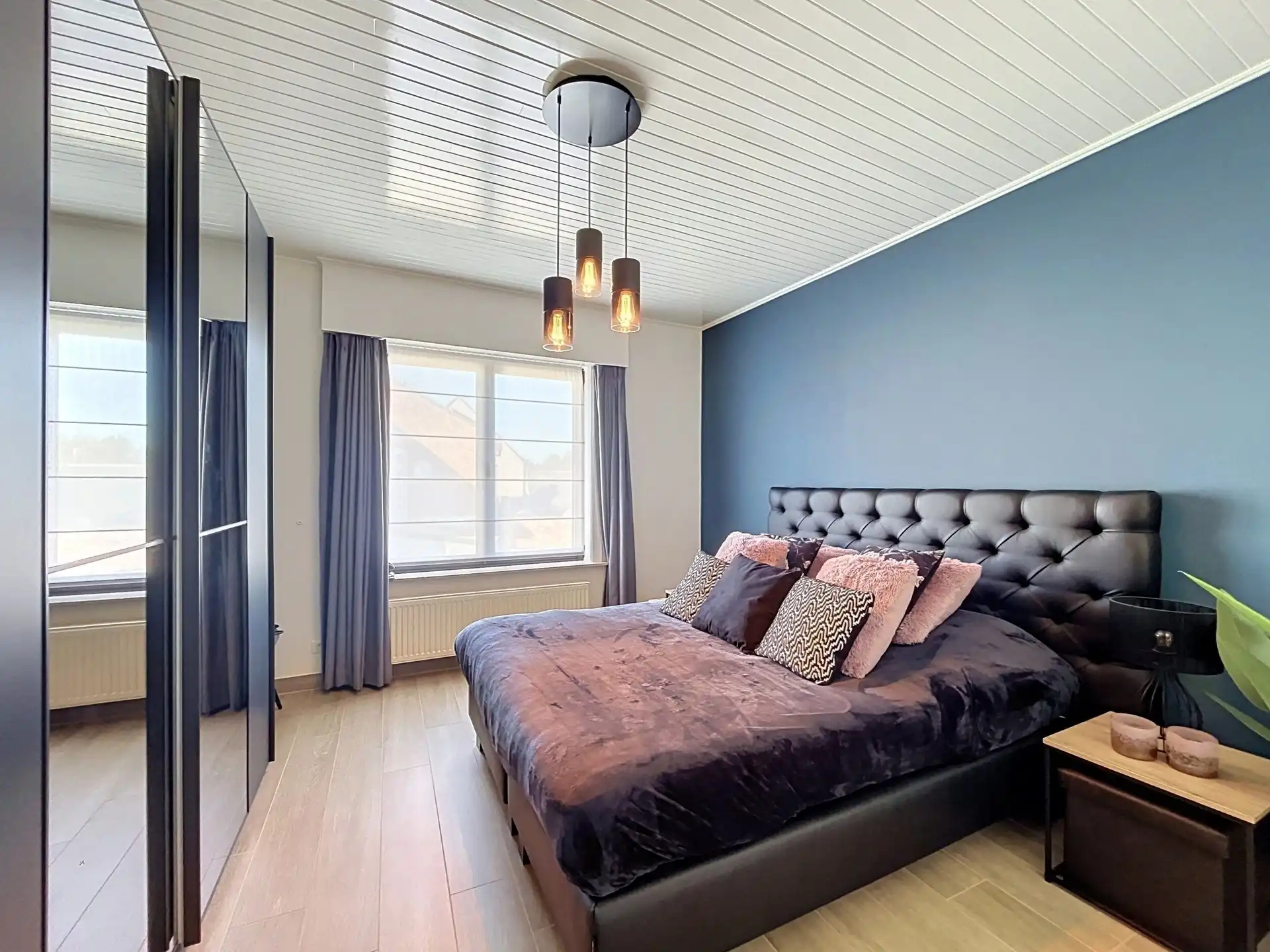 Gezinswoning met handelsruimte en  dubbele garage op toplocatie foto 8