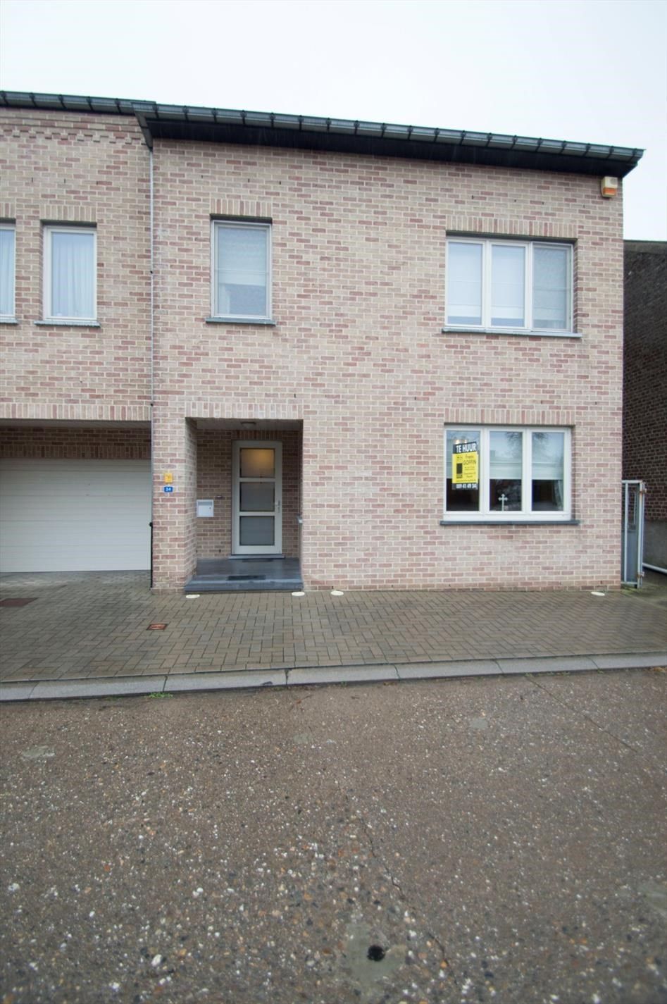 Ruim duplex-appartement -zijnde in feite een woning- te Riemst Millen met 3 slpk + garage + ruim terras foto 2