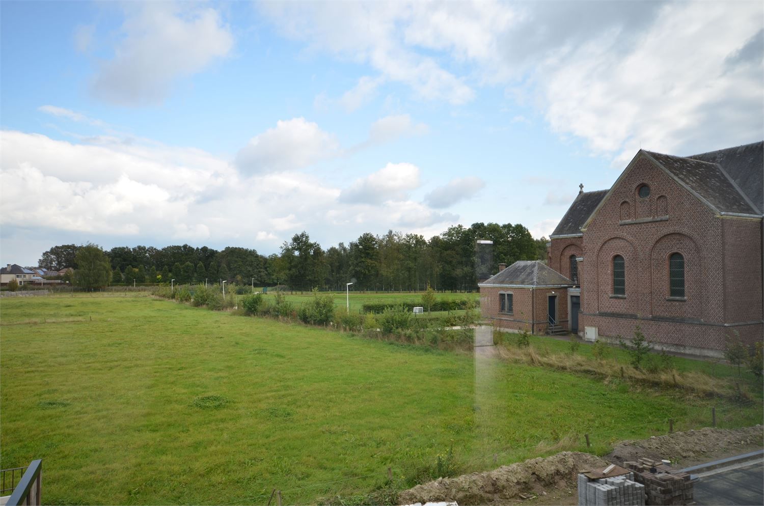 IDEALIS VASTGOED – ZEER RUIM NIEUWBOUWAPPARTEMENT, MET PRACHTIG GROEN VERGEZICHT, VOORZIEN VAN RIANTE WOONRUIMTES, 2 RUIME SLAAPKAMERS, VOLLEDIG INGERICHTE KEUKEN  VOORZIEN VAN ALLE APPARATUUR MET AANSLUITENDE BERGING, LUXE BADKAMER, ZEER RUIME KELDERBERGING EN EEN ONDERGRONDSE AUTOSTANDPLAATS. foto 15