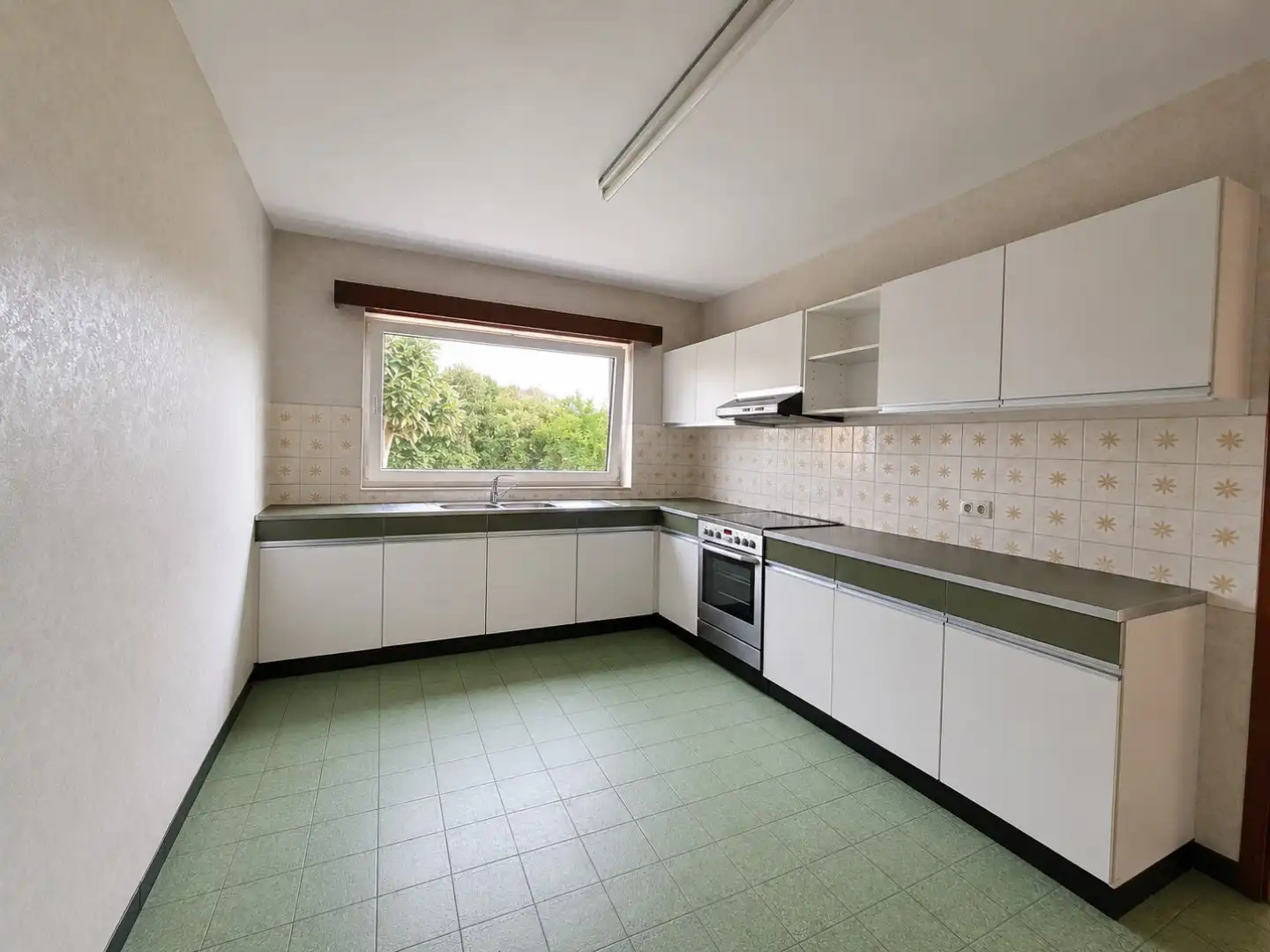 Ruime alleenstaande villa foto 3