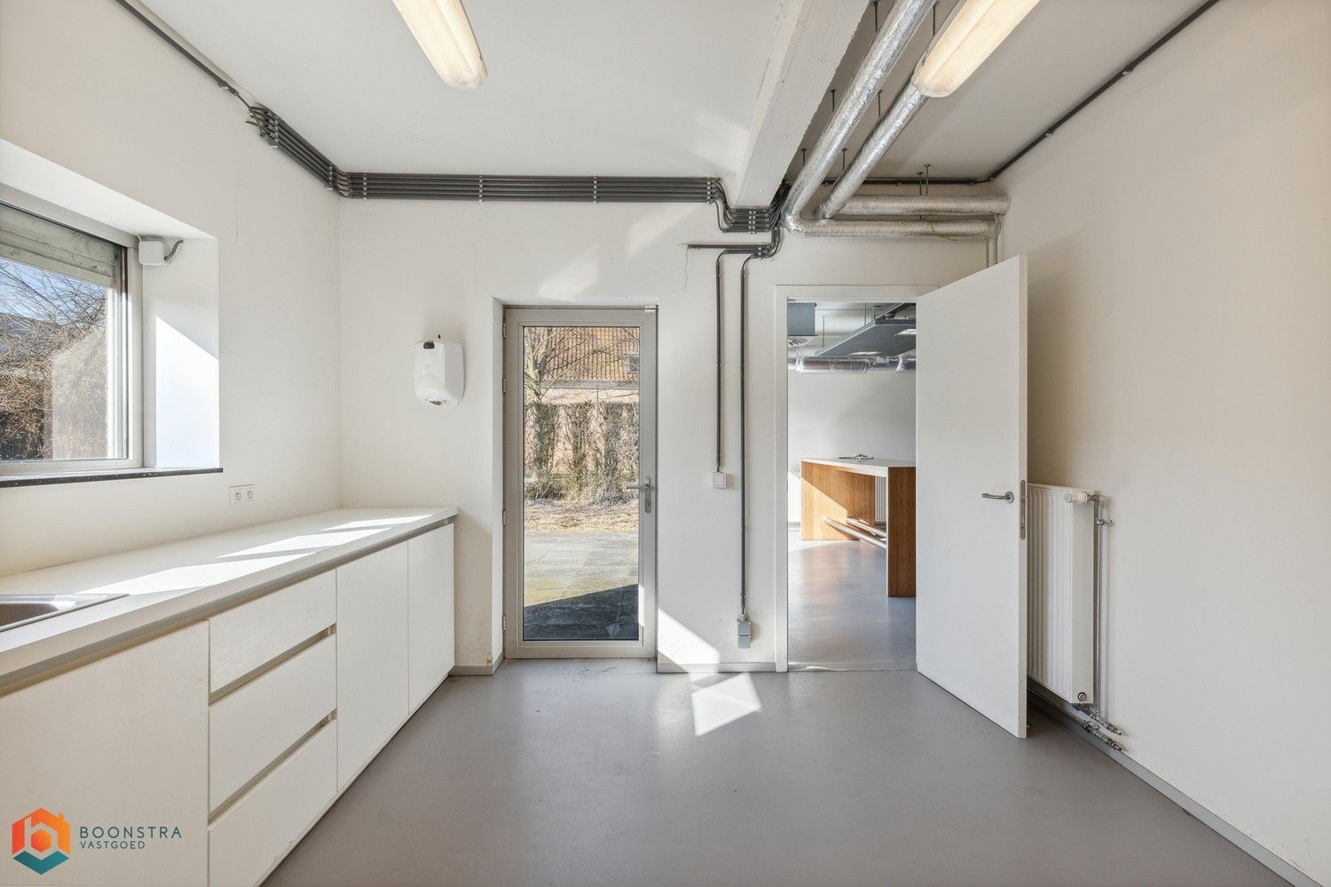 Veelzijdig kantoorgebouw met ruime parking op 2433 m² foto 7