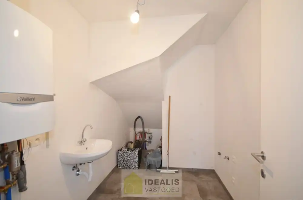 GELIEVE ENKEL AAN TE MELDEN VIA MAIL!! RUIME NIEUWBOUW GEZINSWONING OP WANDELAFSTAND VAN CENTRUM! – Afgewerkte en ruime woning perfect gelegen op wandelafstand van het centrum van Peer alsook vlakbij uitgebreide sportfaciliteiten!! De woning is zeer fijn ingedeeld, met een inkomhal en wc, riante woonkamer, open keuken met naastgelegen berging op de gelijkvloerse verdieping, overloop, 3 slaapkamers en een ruime badkamer op de eerste verdieping en een zolder te bereiken via vast trap op de 2e verdieping!! Tevens beschikt de woning over een private voortuin/parking en is er een leuk tuintje met tuinberging aan de achterzijde. De achterzijde van het perceel is tevens toegankelijk via een pad. Deze nieuwbouwwoning werd zeer goed geïsoleerd opgeleverd, heeft slechts een E-peil van 38 en is voorzien van ventilatie type D!! Zeer geschikt voor kandidaten op zoek naar een correct geprijsde nieuwbouwwoning!! Beschikbaar vanaf 1 december 2026. foto 17