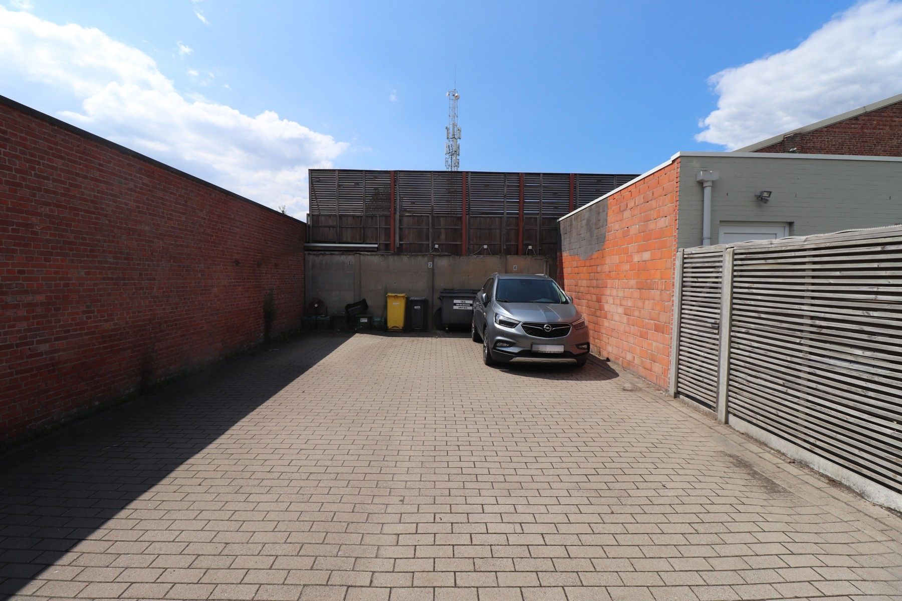 Een volledig gerenoveerd appartement op de tweede verdieping met terras, berging en autostaanplaats. foto 17