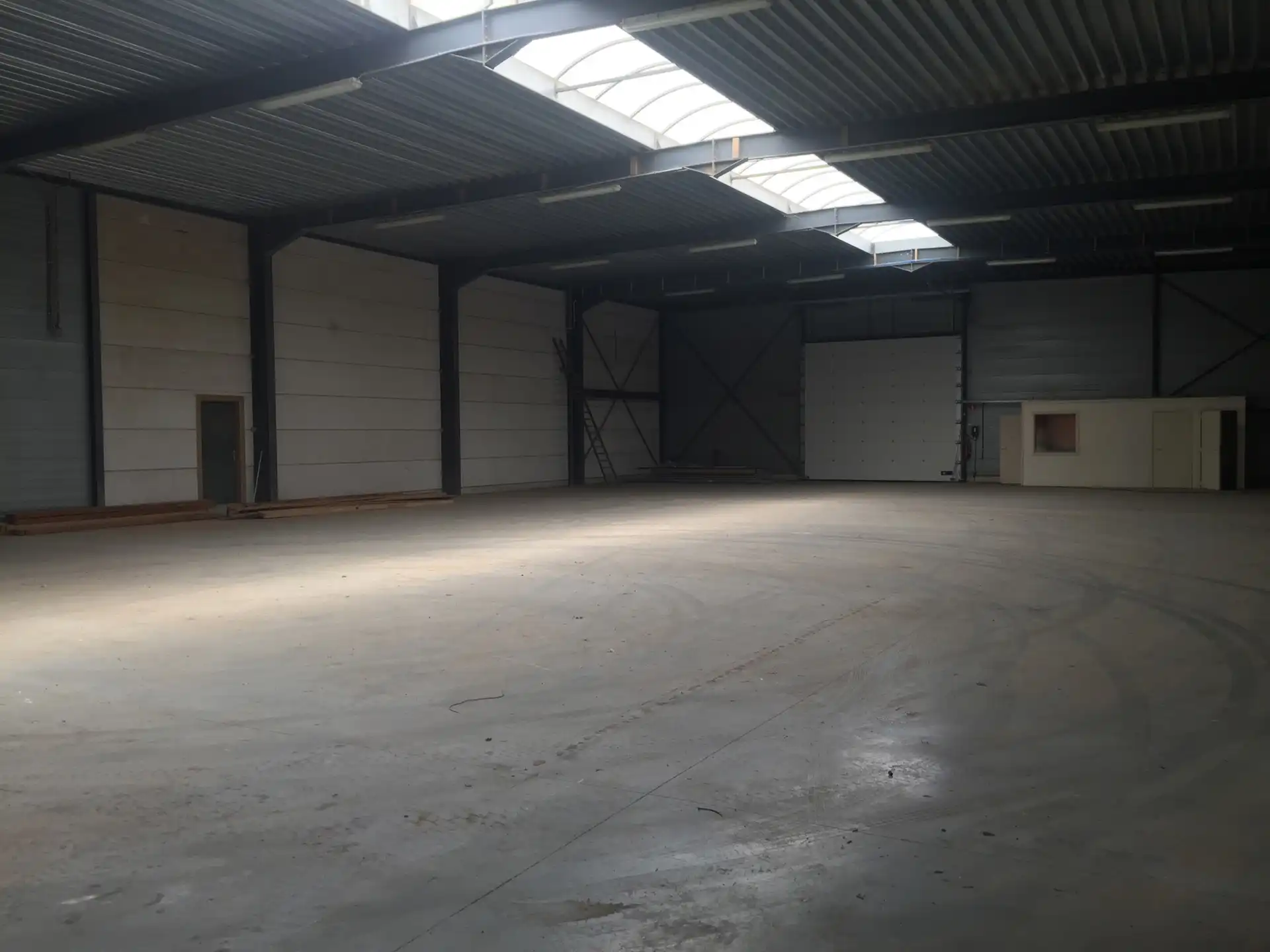 Magazijn Unit C - 880m² met kantoren te huur foto 12