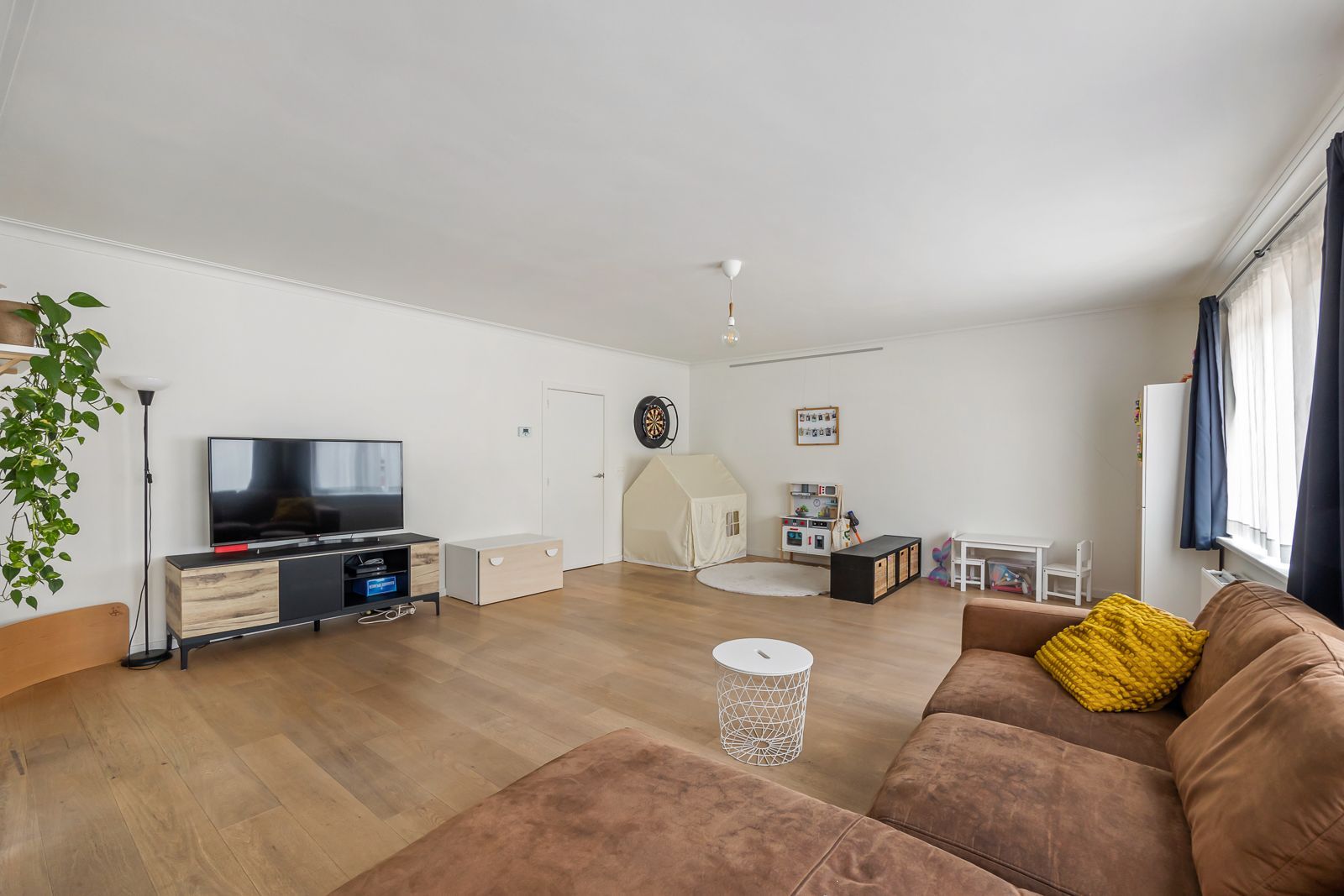 Trendy en ruim appartement met autostaanplaats en tuin in hartje Kapellen! foto 3