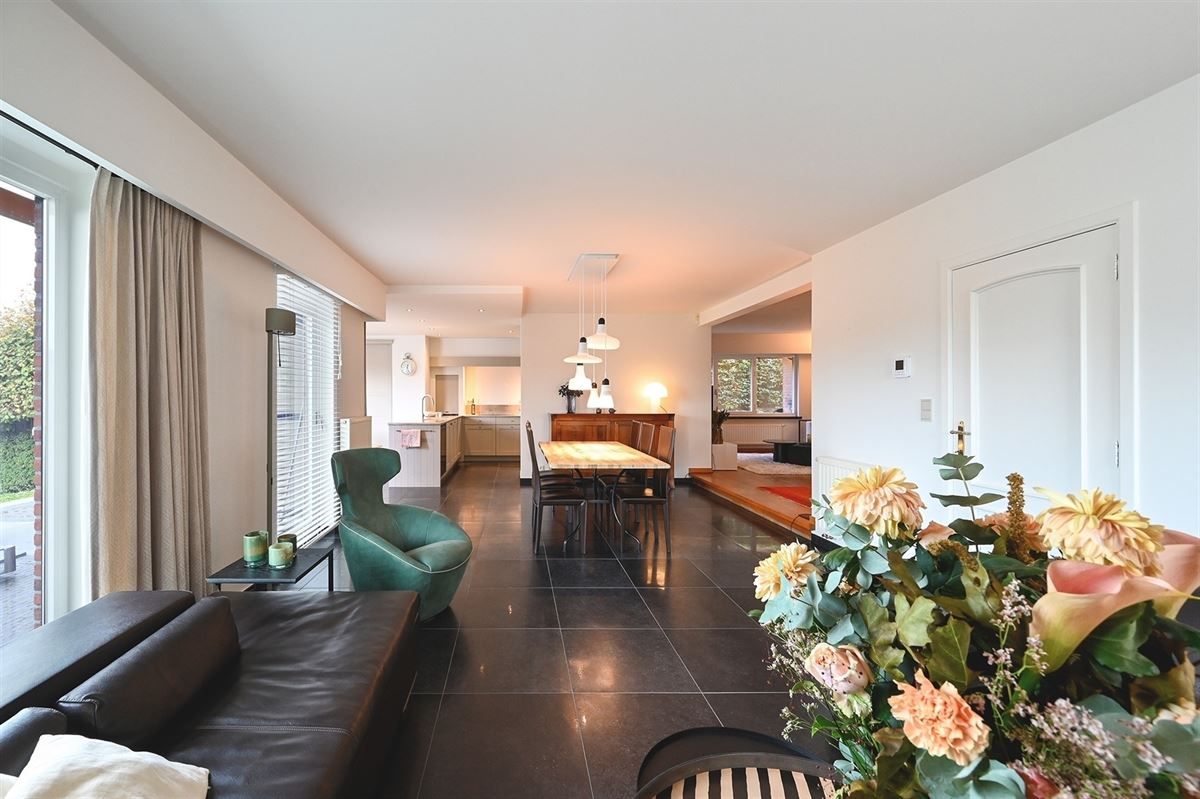 Zeer ruime villa met mogelijkheid voor praktijk of zorgwoning foto 4