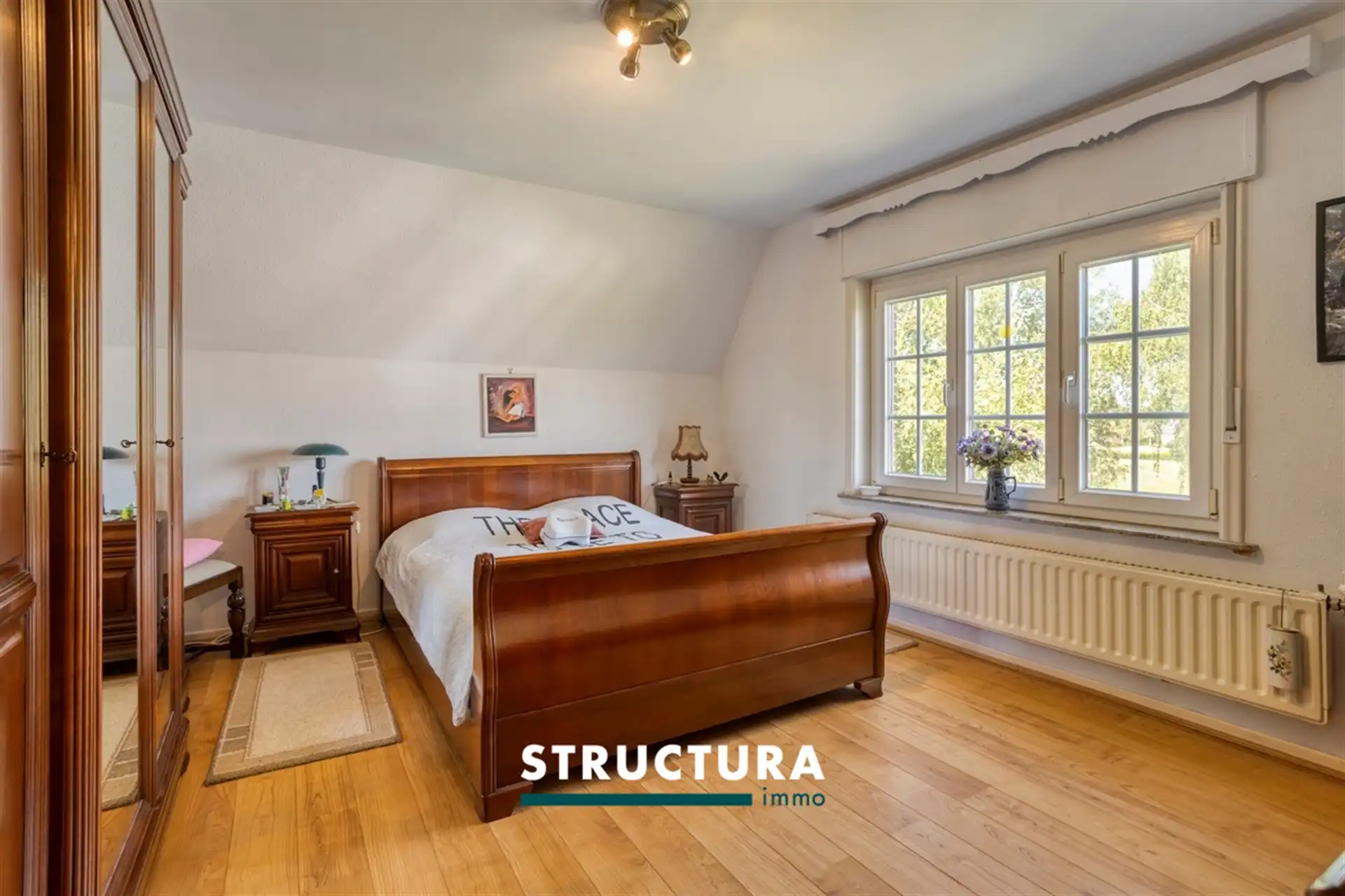 Villa met grote loods, omgeven door groen  foto 19