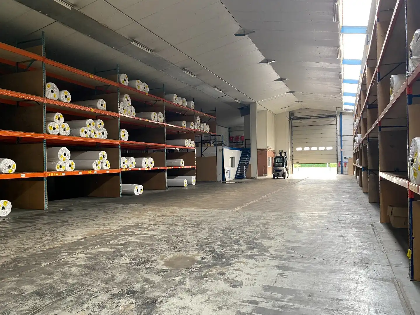 Grote loods (1195m²) met diverse mogelijkheden in een industriezone. foto 7