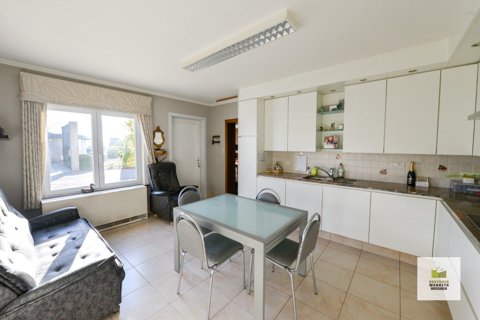 Woning met 4 slaapkamers, garage + bijgebouw +/- 220 m2 (incl verdieping) foto 9