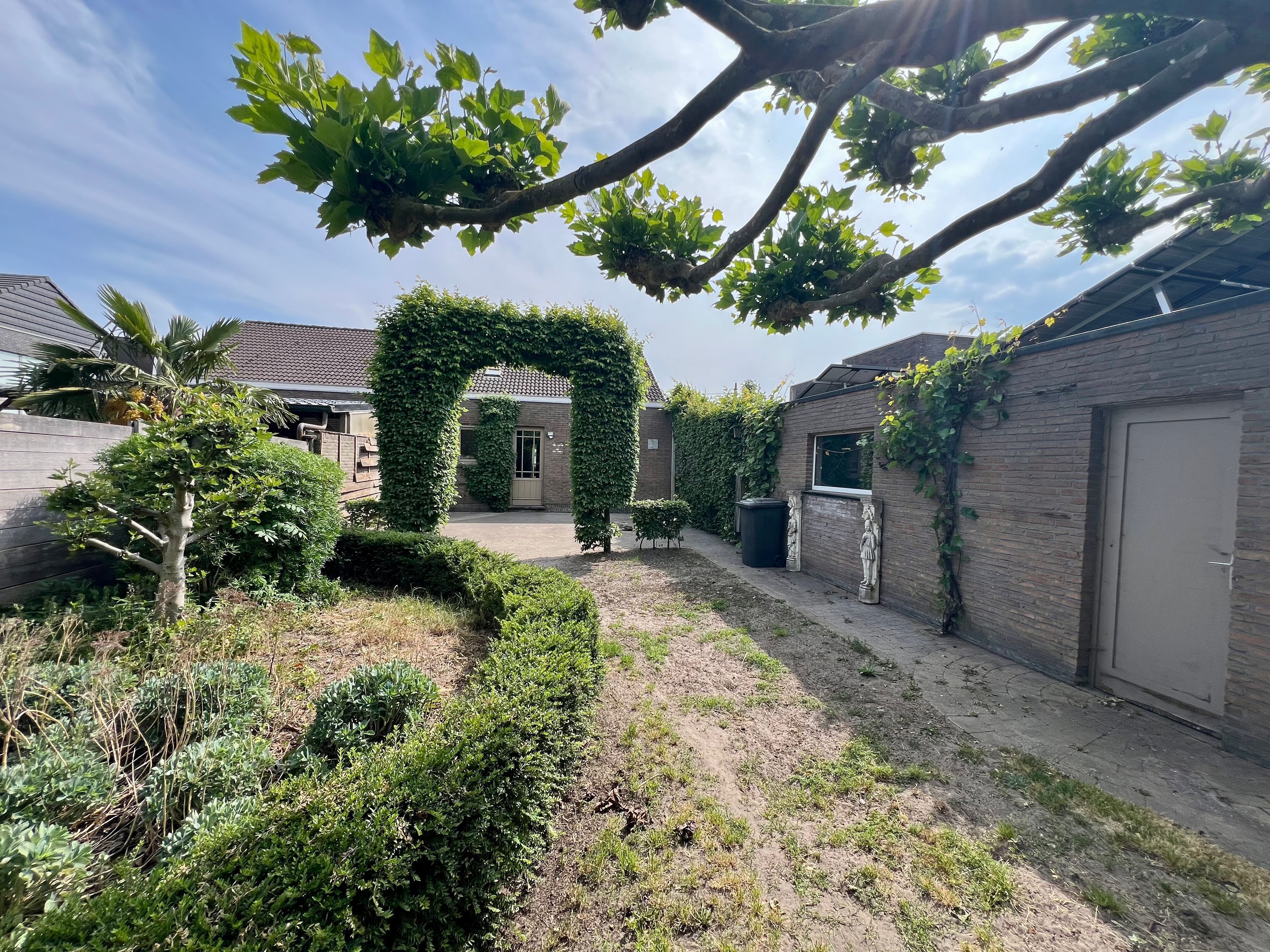 Ruime halfopen vierslaapkamerwoning te Oosteeklo foto 16