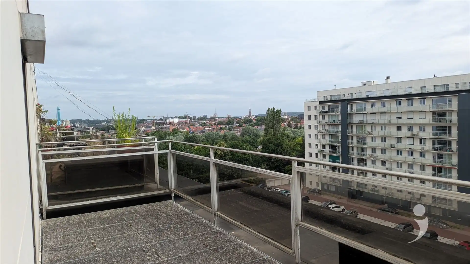 Ongemeubelde studio met groot terras foto 3
