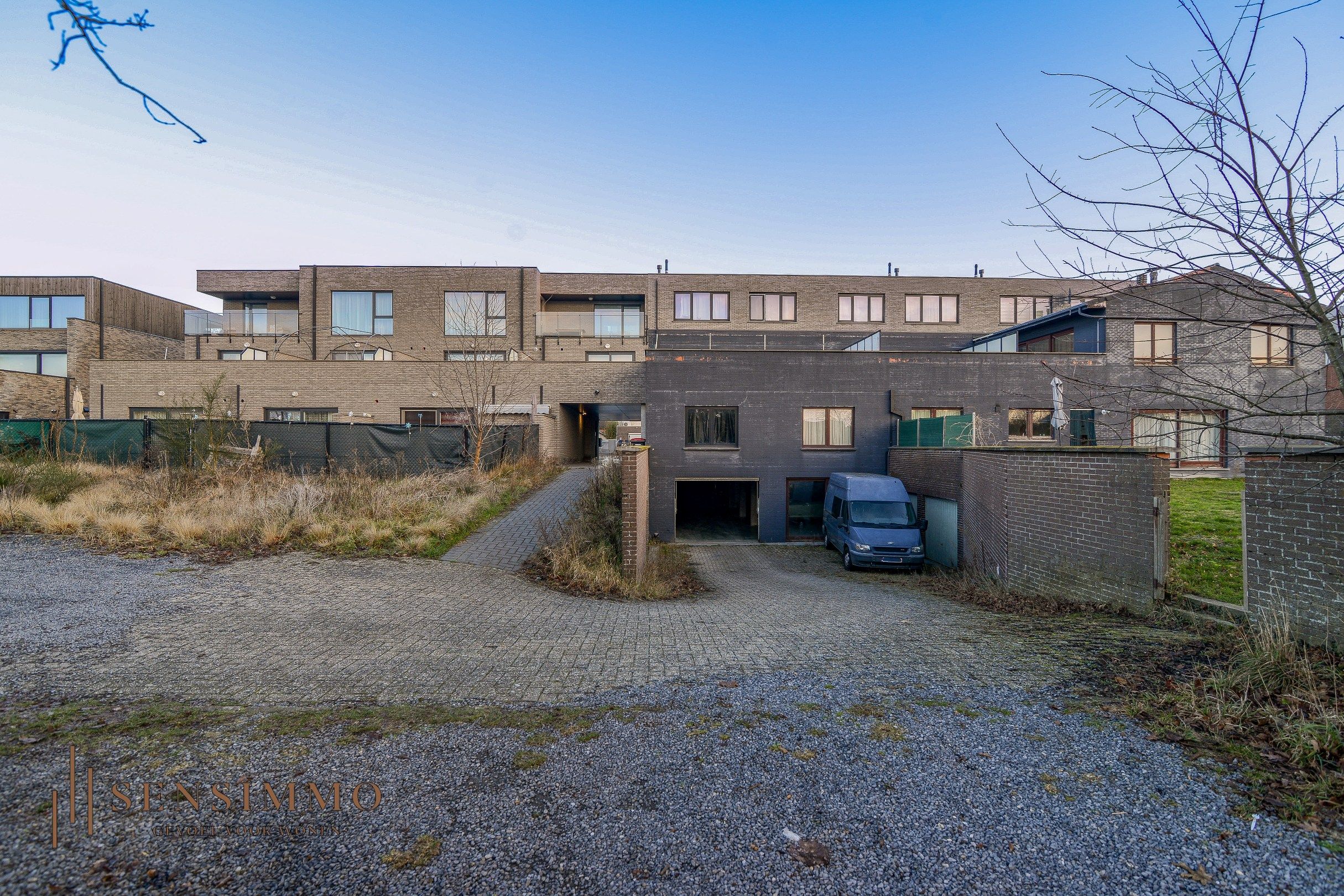 Gelijkvloers tweeslaapkamerappartement met tuin, parking en kelderberging foto 2