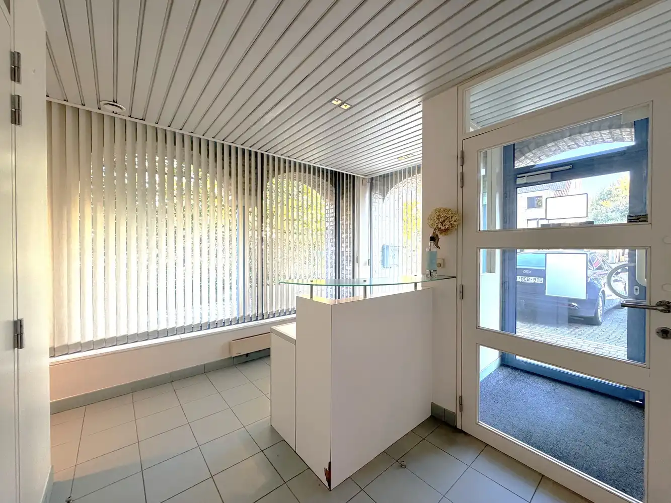 Ruim handelspand (161m²) op topligging in Torhout! foto 4