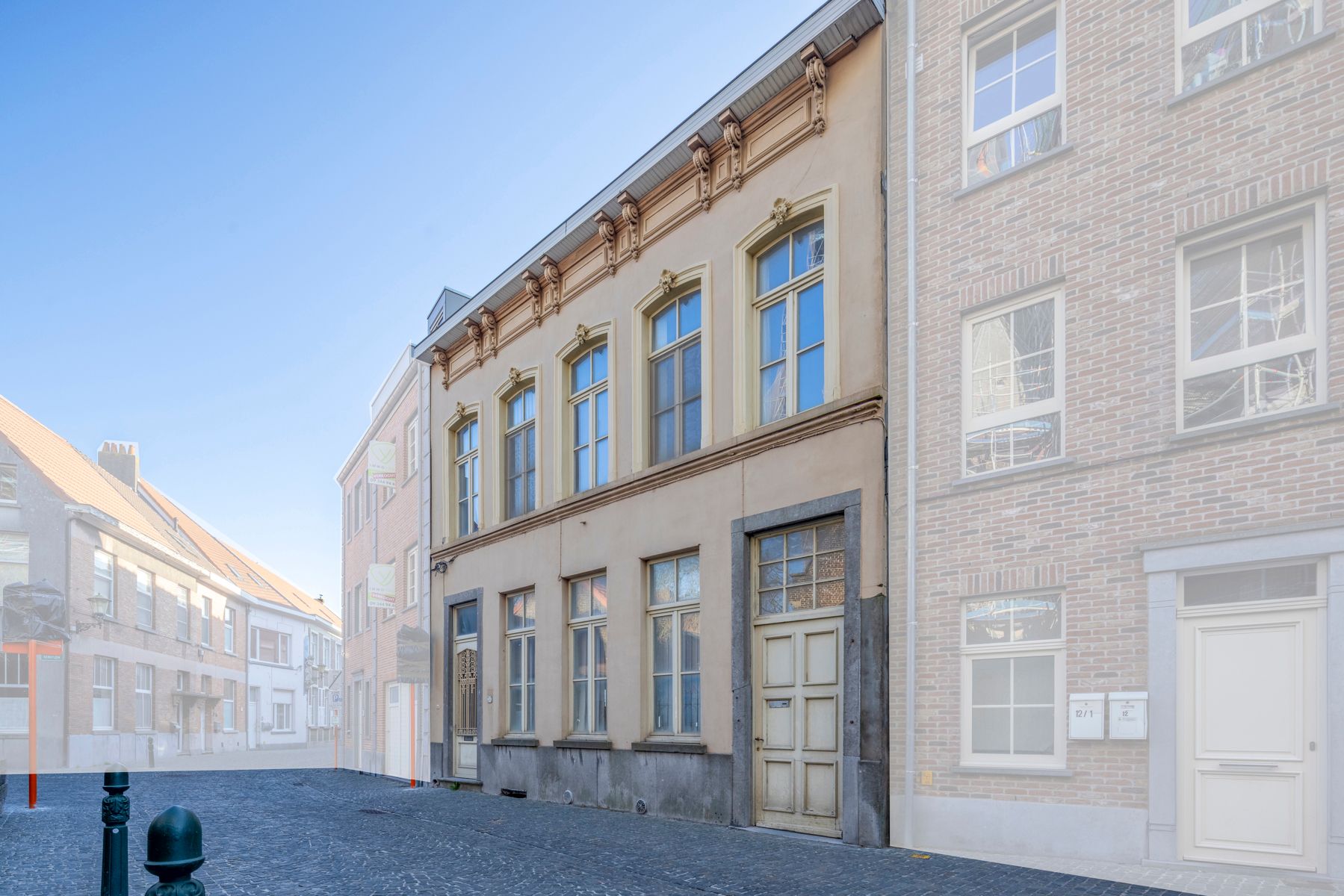 Hoofdfoto van de publicatie: Te renoveren herenwoning met 5 tot 7 slpk en groot magazijn