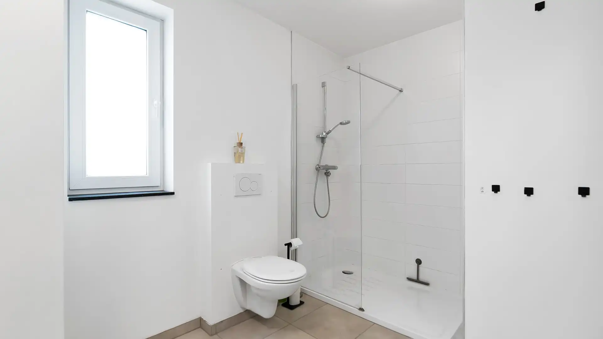 INSTAPKLARE ENERGIEZUINIGE GEZINSWONING MET 3 SLPKS EN ZONNEPANELEN TE KOOP IN MAASMECHELEN foto 11