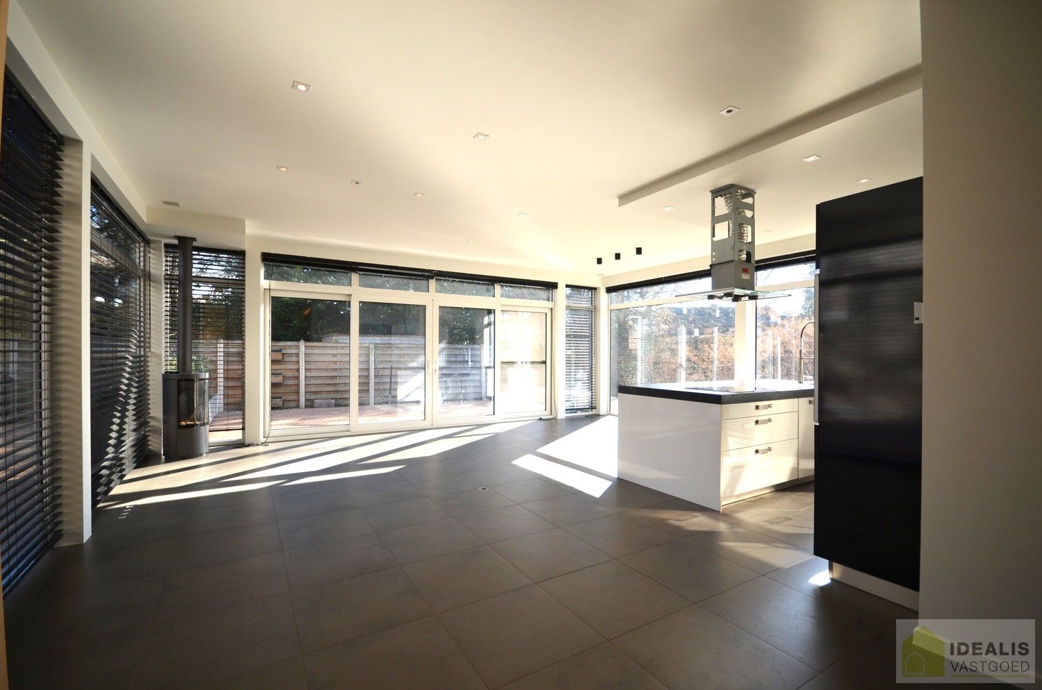 IDEALIS VASTGOED  - Luxueus, zeer hoogwaardig afgewerkt , instapklaar gelijkvloers appartement  in het midden van het centrum van Neerpelt op wandelafstand van horeca, shopping en openbaar vervoer! foto 4