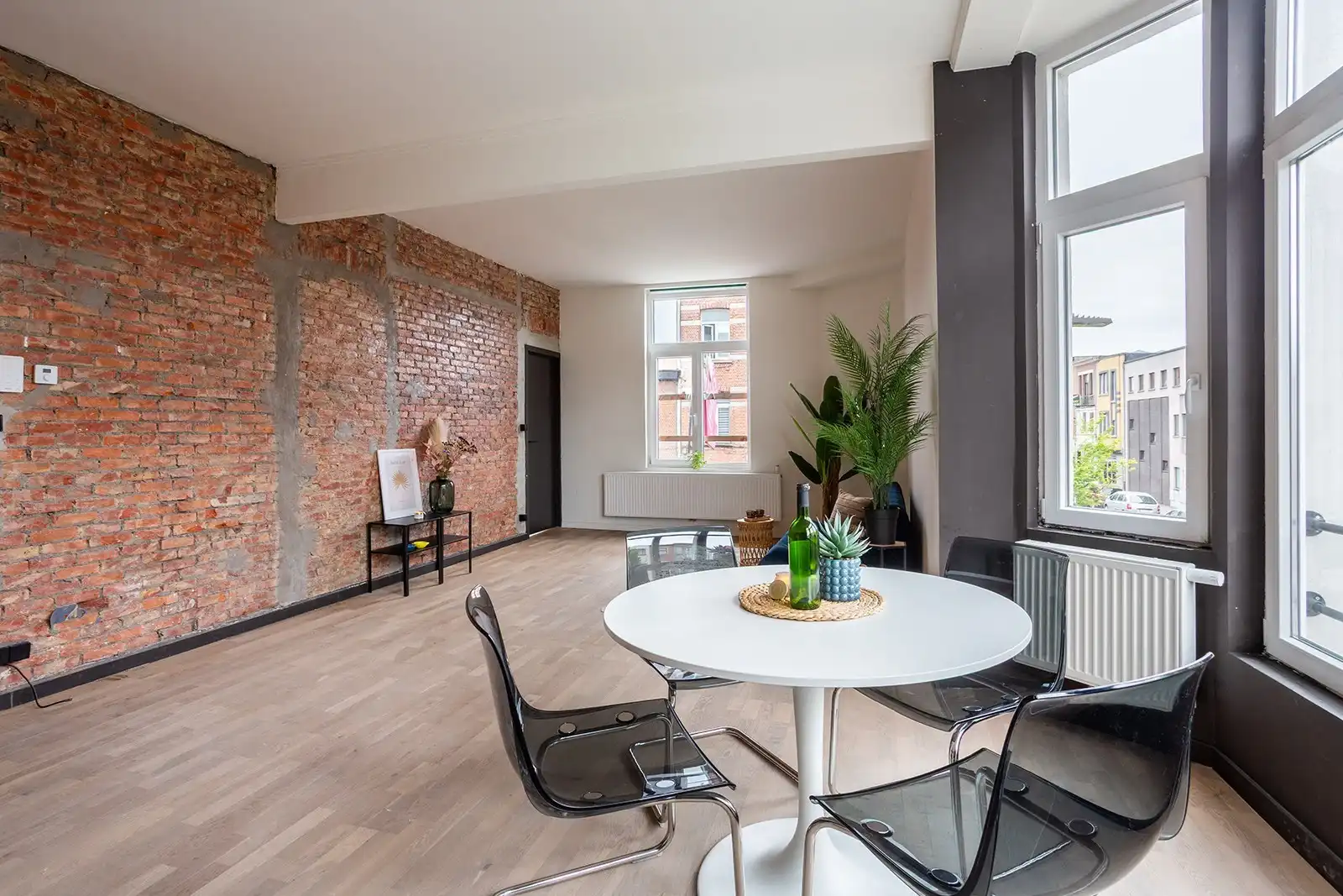 Lichtrijk hoek appartement met karakter!  foto 3