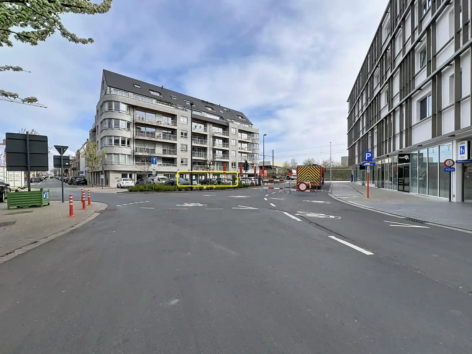 Volledig instapklare LICHTRIJKE commerciële ruimte ± 185m²  (kantoor, diensten, vrije beroepen,...) in het CENTRUM! foto {{pictureIndex}}