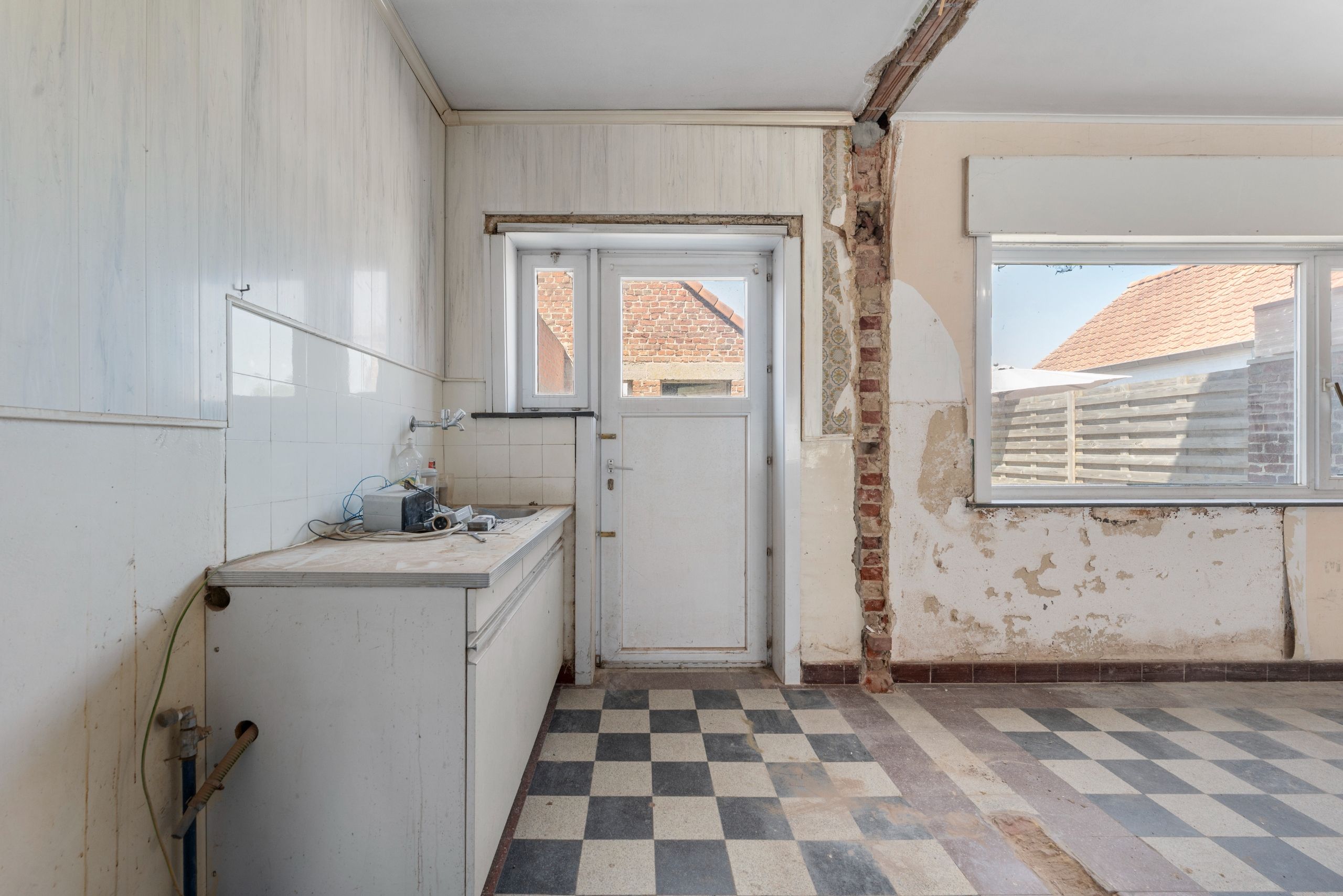 Centraal gelegen verder af te werken rijwoning op 250m2 foto 10