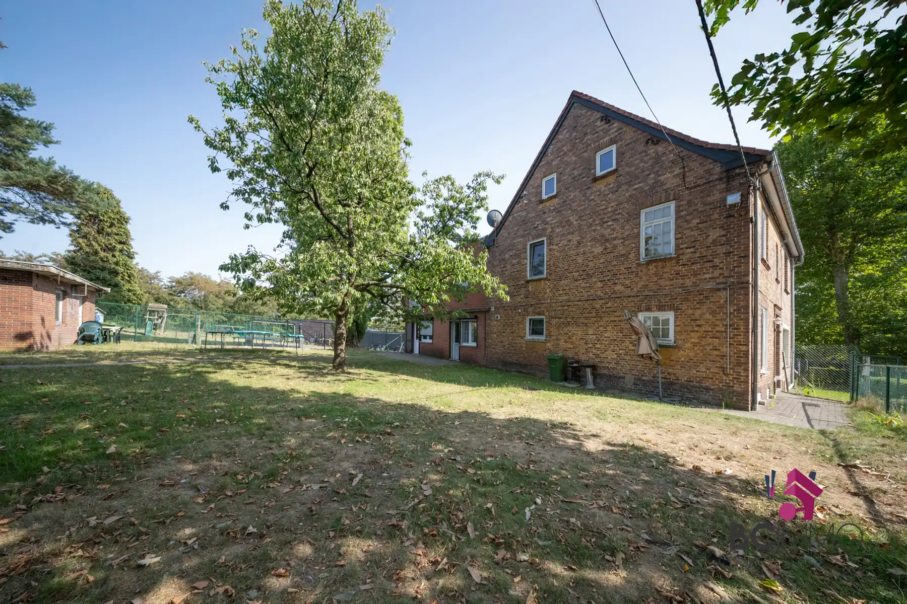 Halfopen bebouwing met twee woongedeeltes (125 m² + 95 m²) en tuin. foto 13