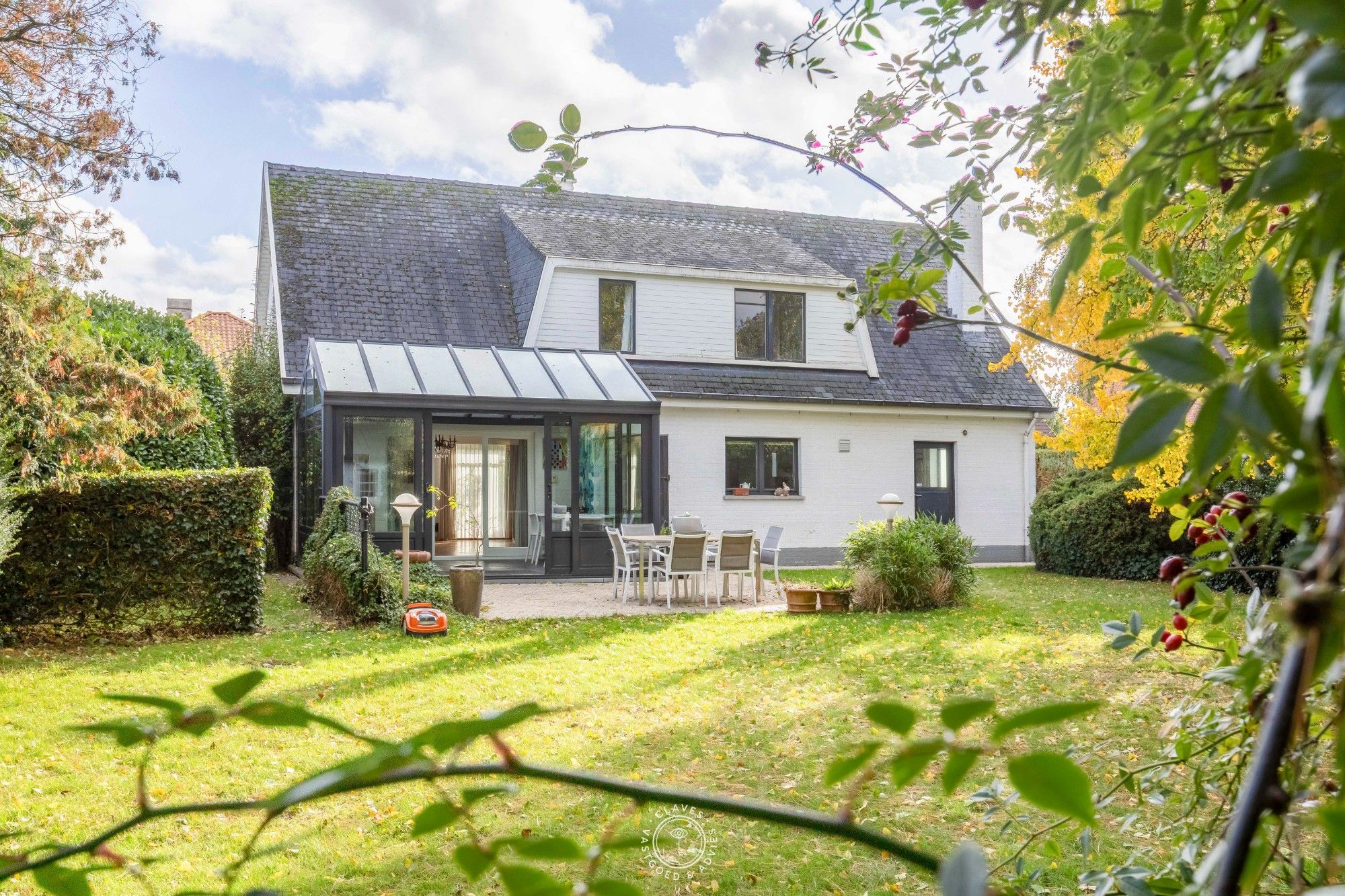 Open bebouwing omgeven door een prachtige tuin foto 2