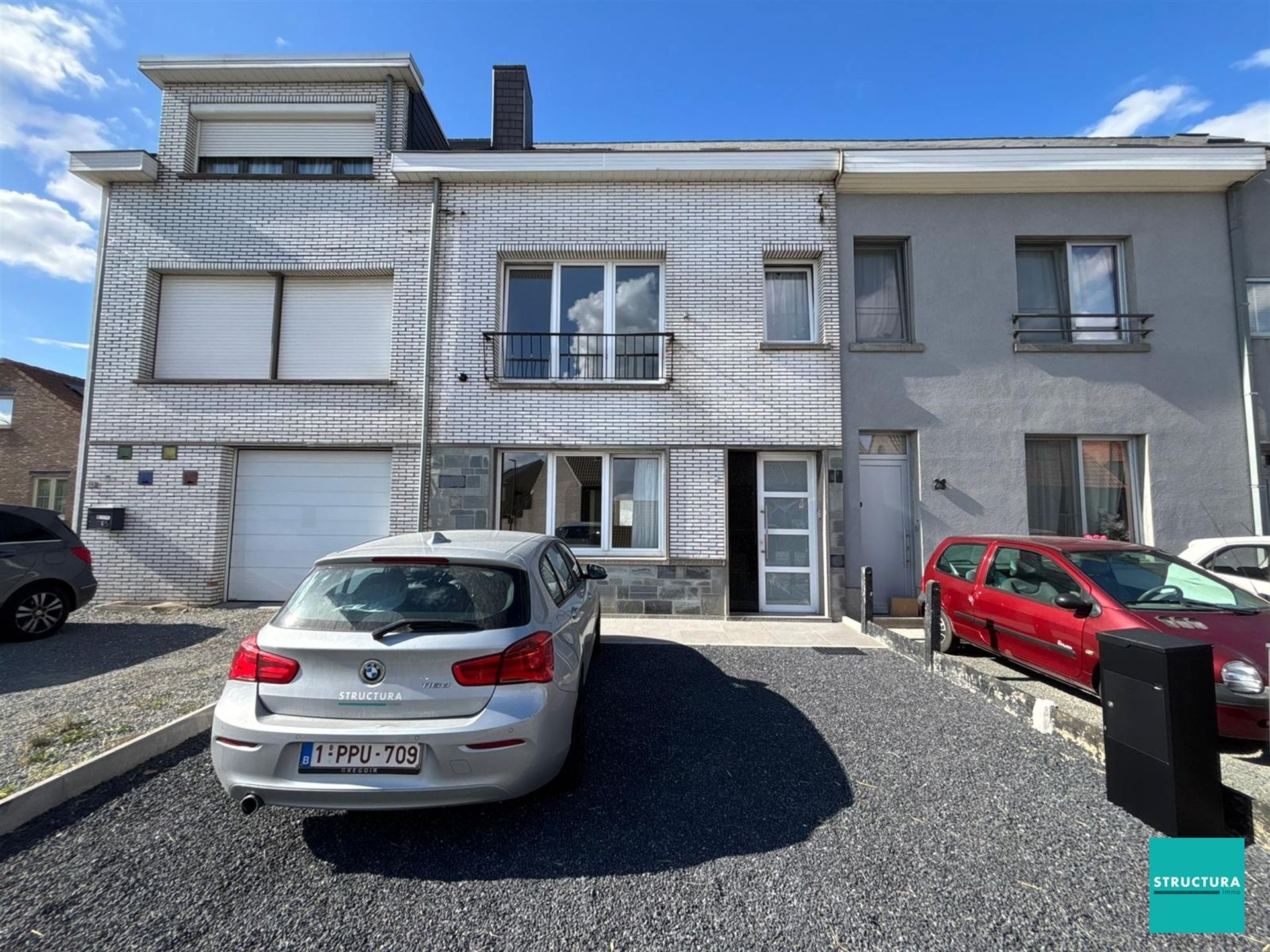 Volledig gerenoveerde, ruime woning met vlotte bereikbaarheid! foto {{pictureIndex}}
