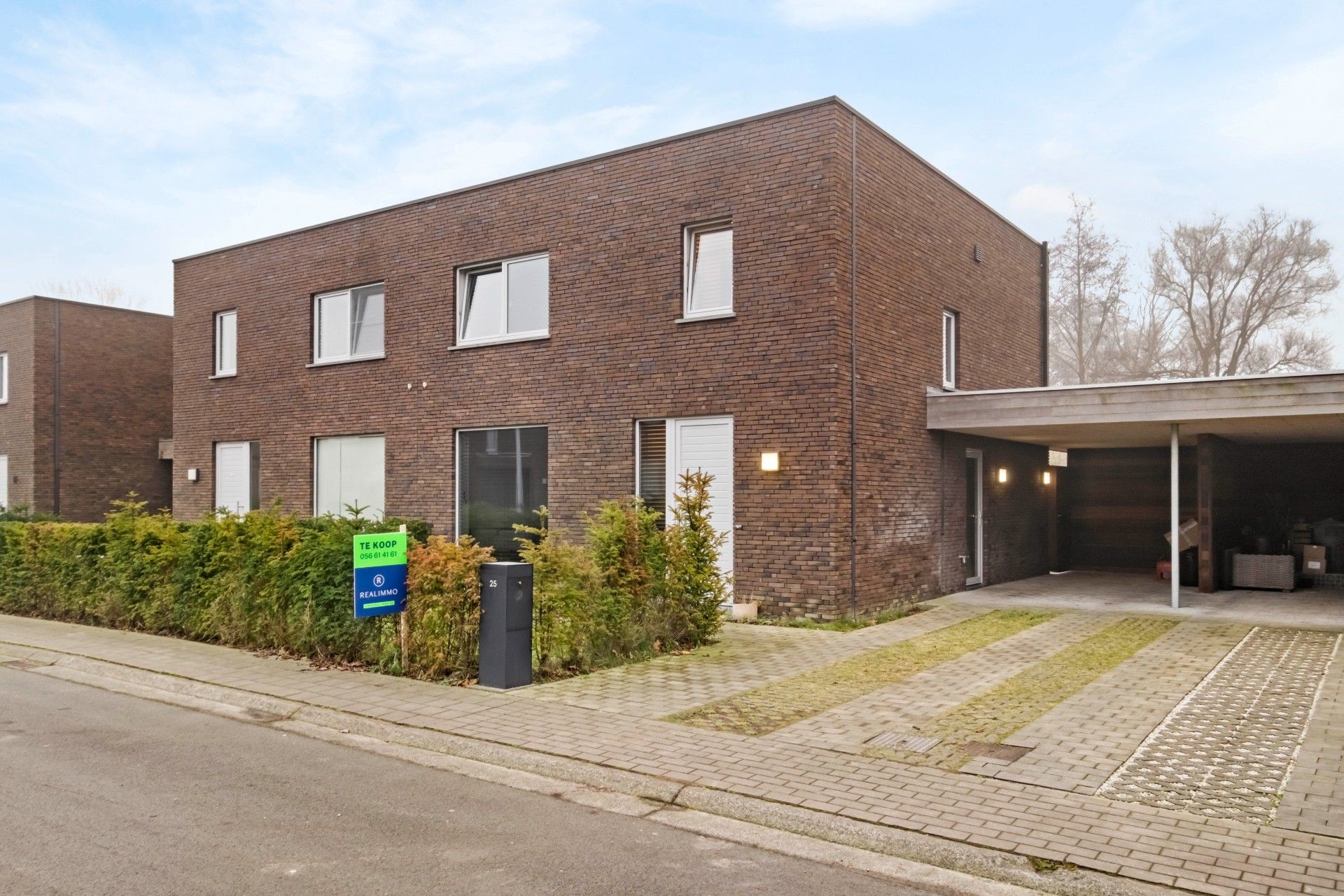 Recente half open woning met 3 slaapkamers foto {{pictureIndex}}