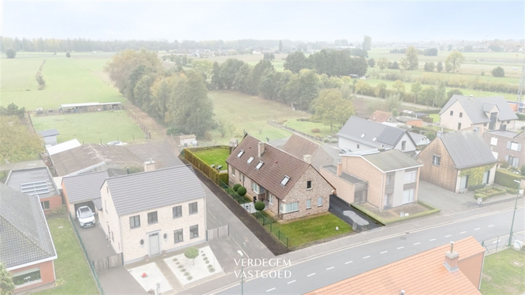 Woning op toplocatie in landelijke stijl met 5 slaapkamers en zonnige tuin foto 2