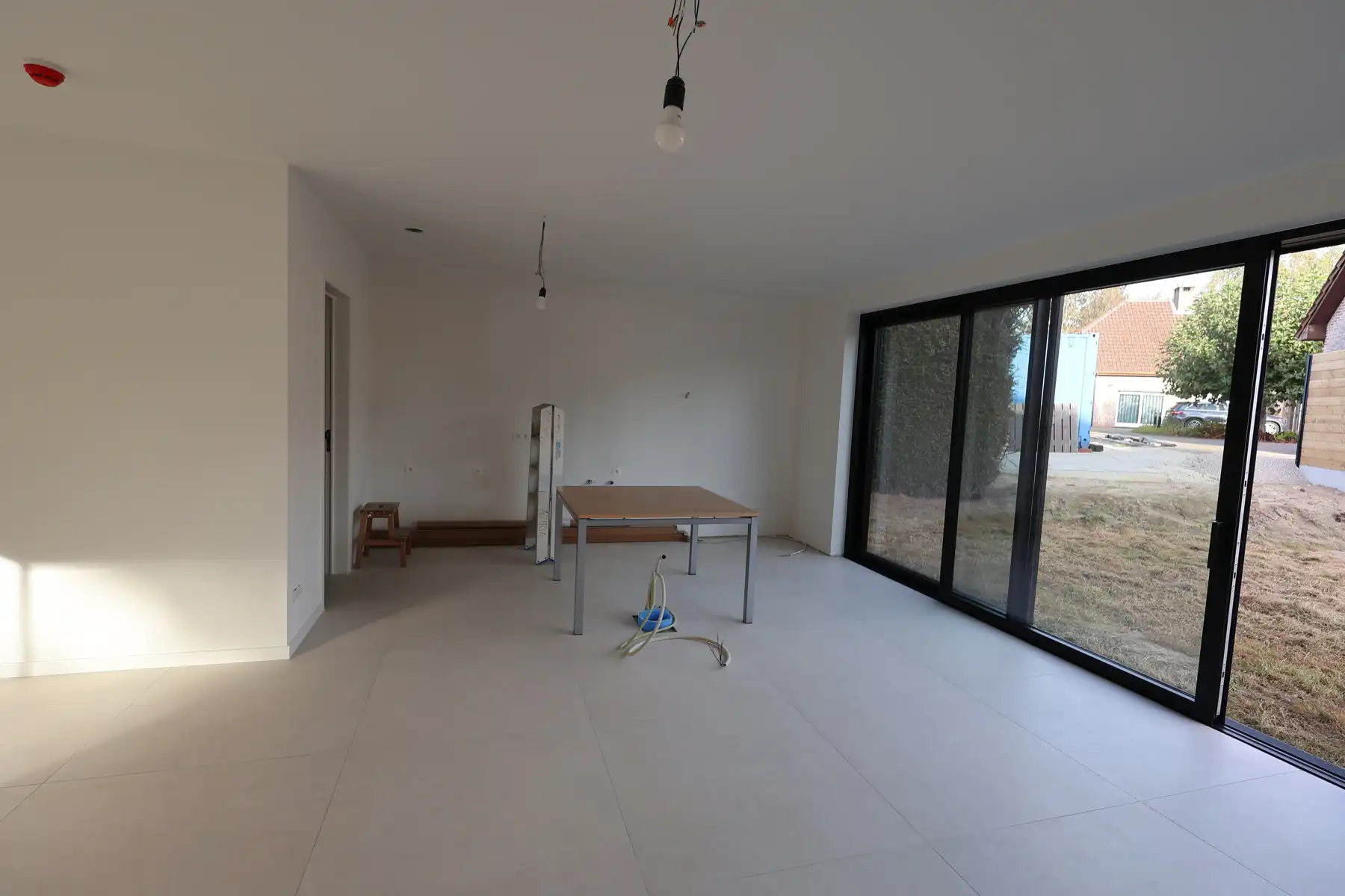 Een nieuwbouwwoning met 4 slaapkamers, tuin en garage. foto 5