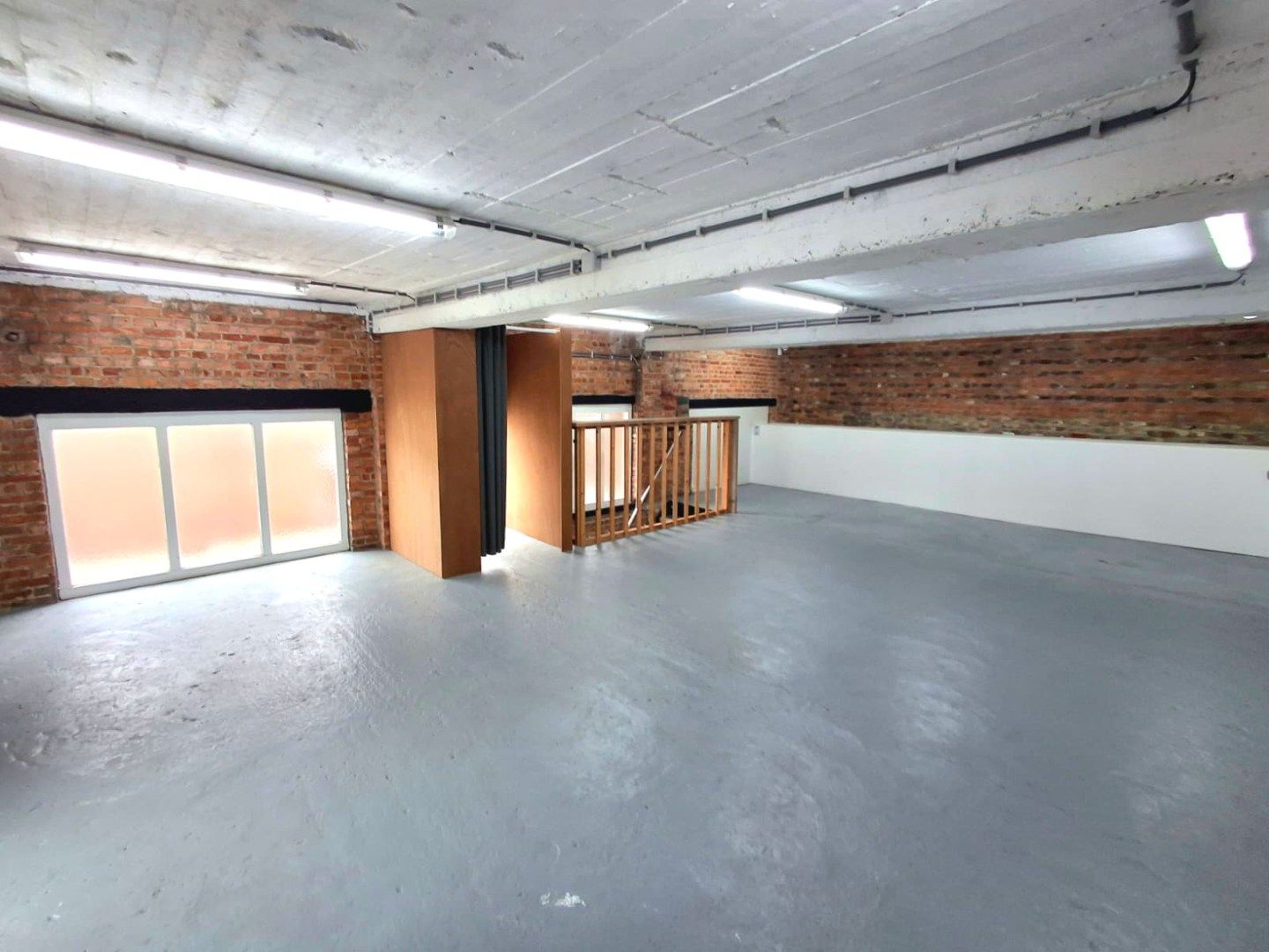 VEELZIJDIG HANDELSPAND IN HET CENTRUM VAN RUISELEDE foto 5