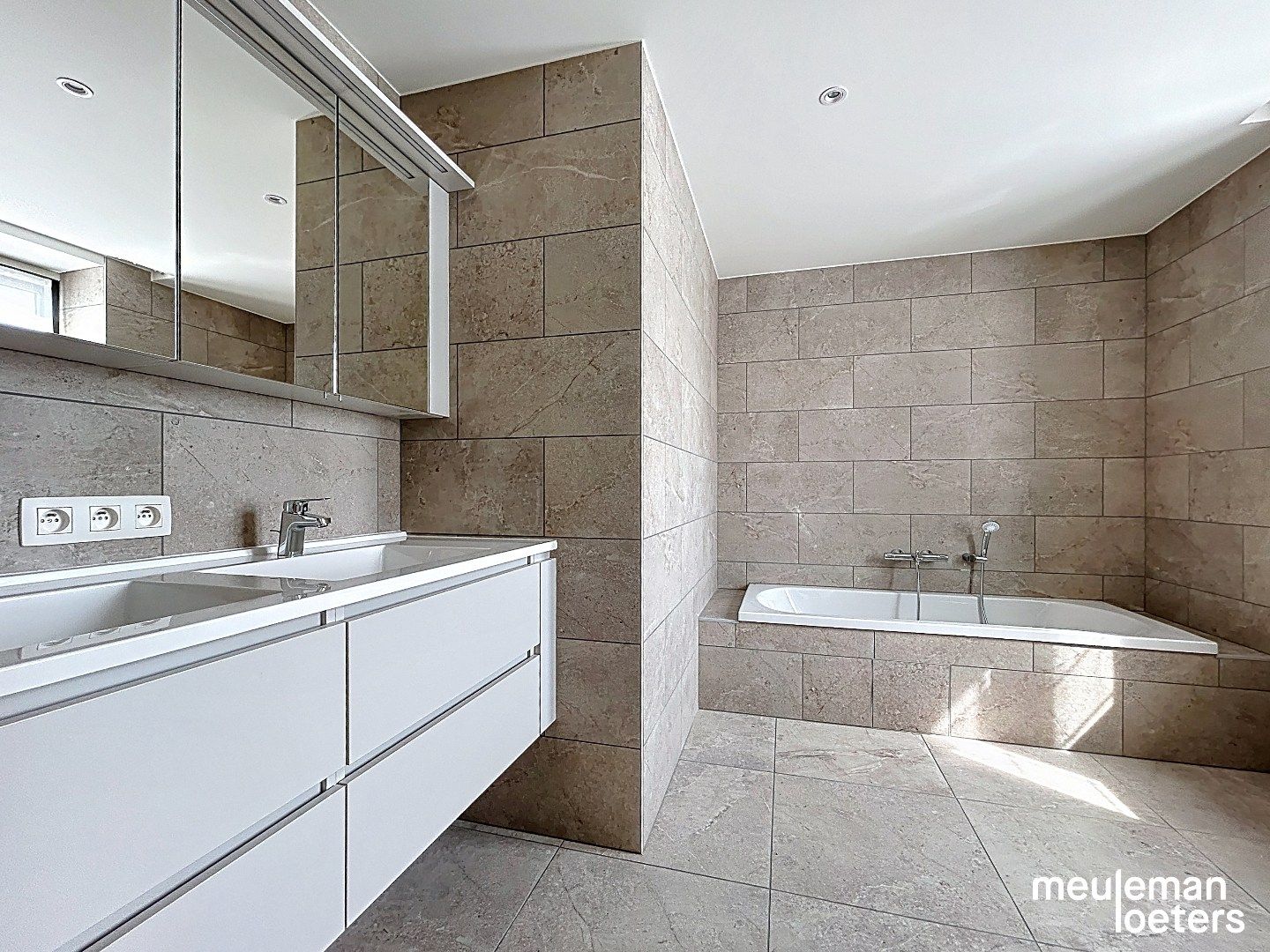 Ruim nieuwbouwappartement met garage foto 10