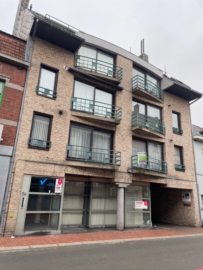 Gunstig gelegen twee slaapkamer appartement met individuele garage en ruim terras foto {{pictureIndex}}