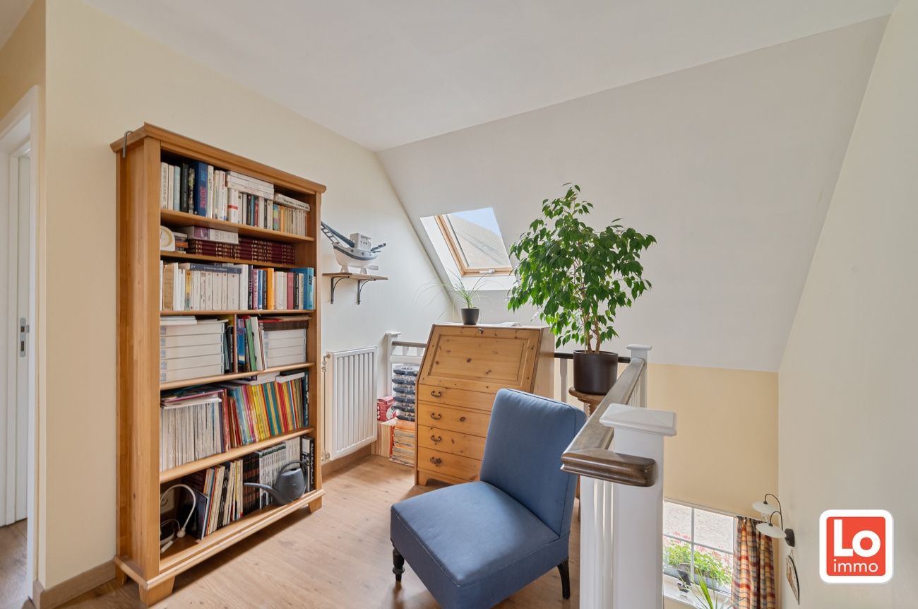Degelijke, ruime en lichtrijke open woning met inpandige garage op een rustige locatie en toch vlakbij  het centrum van het bruisende Lochristi! foto 12