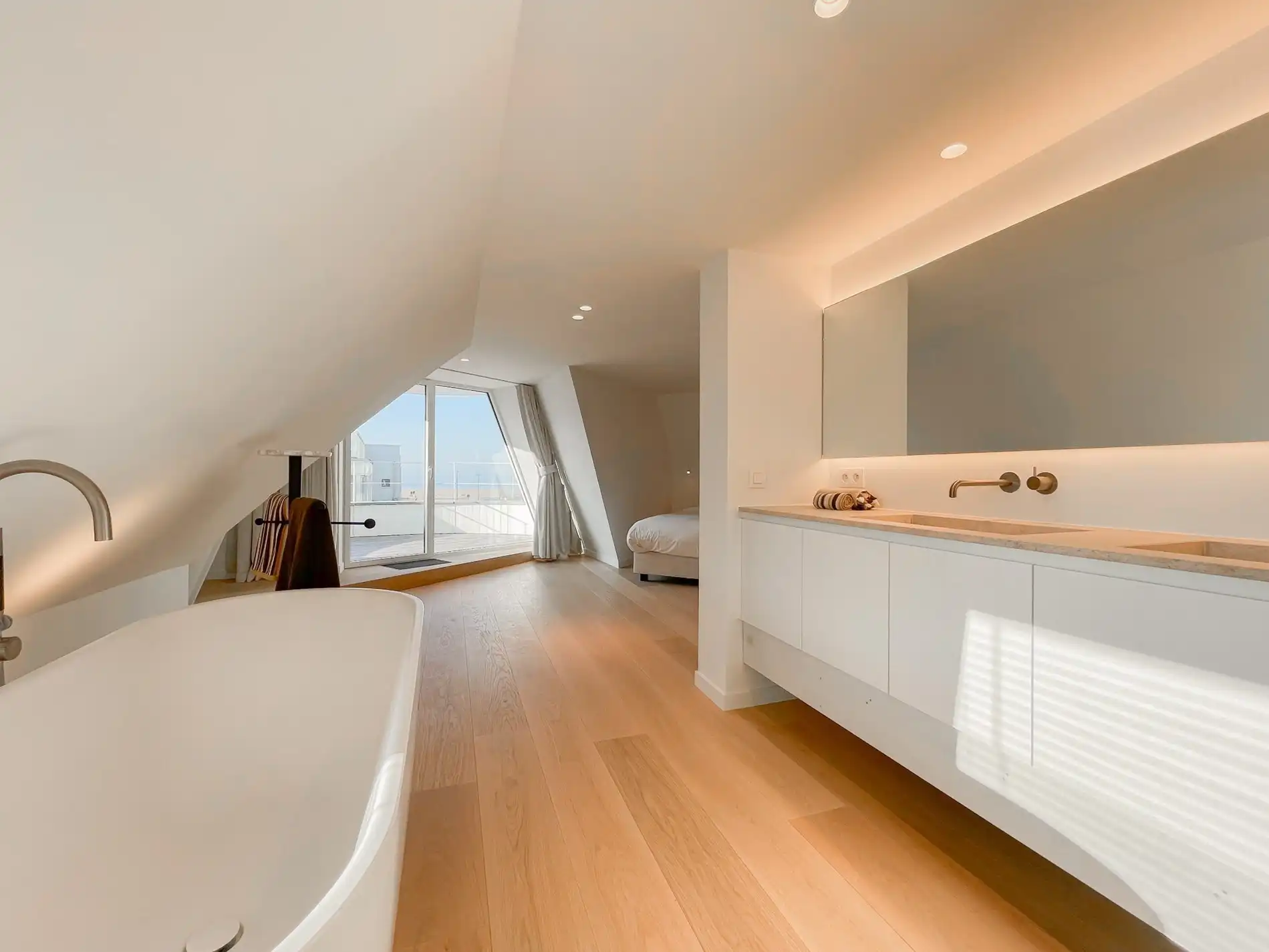 Exclusieve villa: Uitzonderlijk volledig gerenoveerde villa met frontaal zeezicht. foto 44