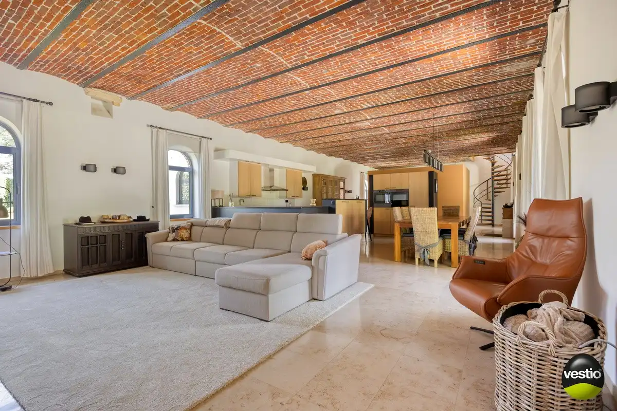 EXCLUSIEVE HOEVE MET MEERDERE WOONGEDEELTES, ATELIER, STALLING en AANPALENDE WEIDE OP CA. 1,6 HECTARE NABIJ DOMEIN NIEUWENHOVEN. foto 3