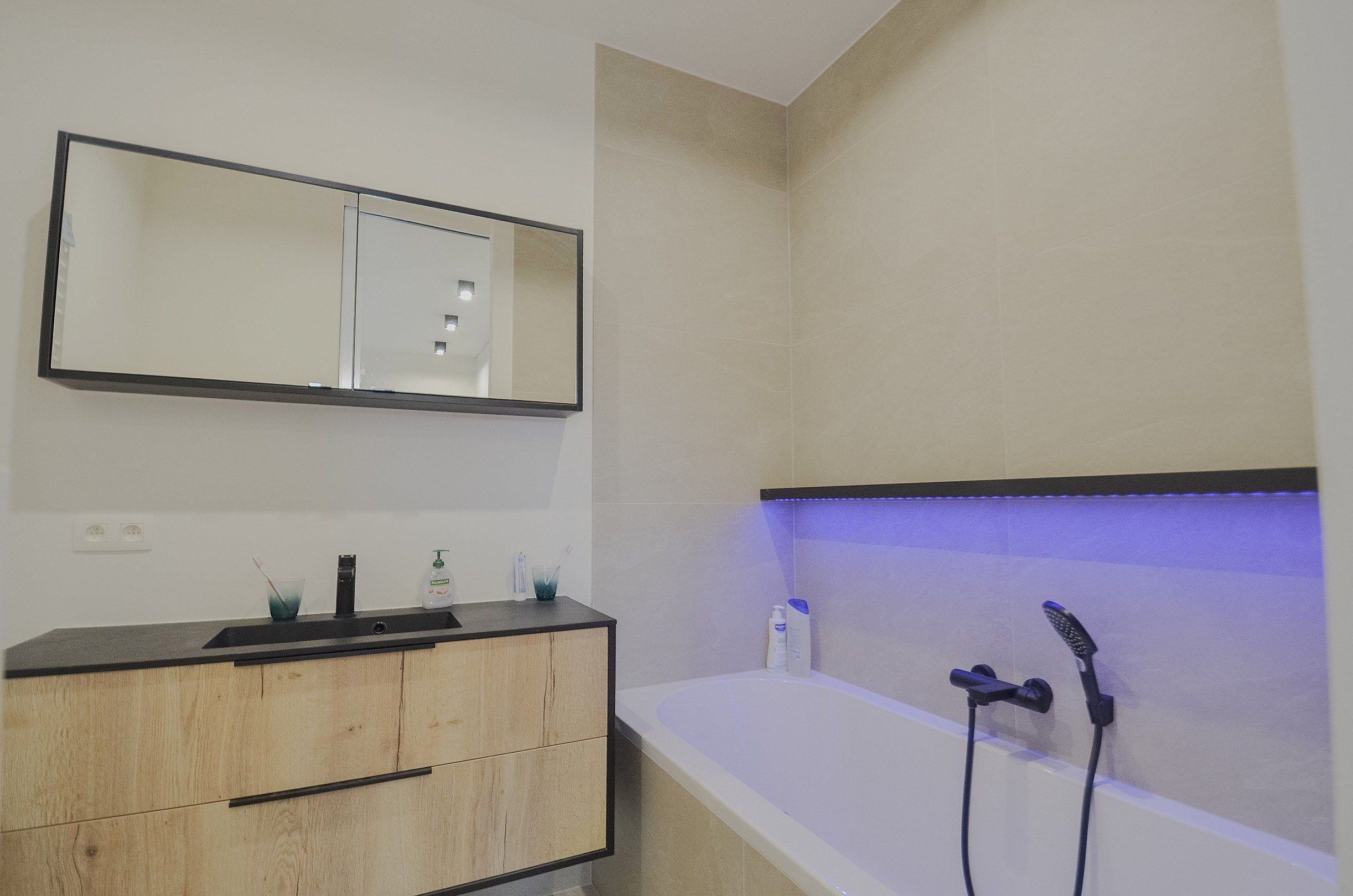 Appartement met gevelbreedte van ongeveer 5,2 meter en een ruim zonnig terras. foto 19