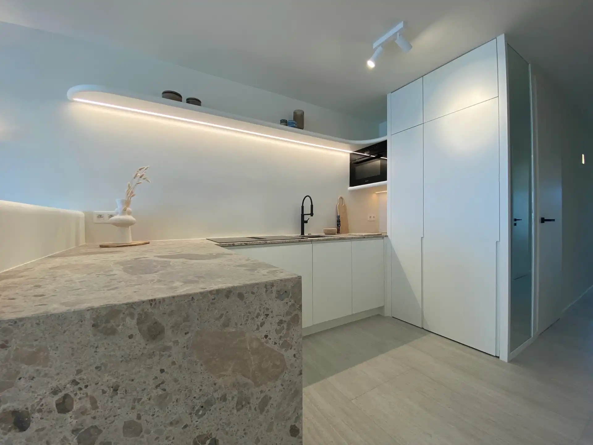 Prachtig gerenoveerd appartement met zicht op zee! foto 3