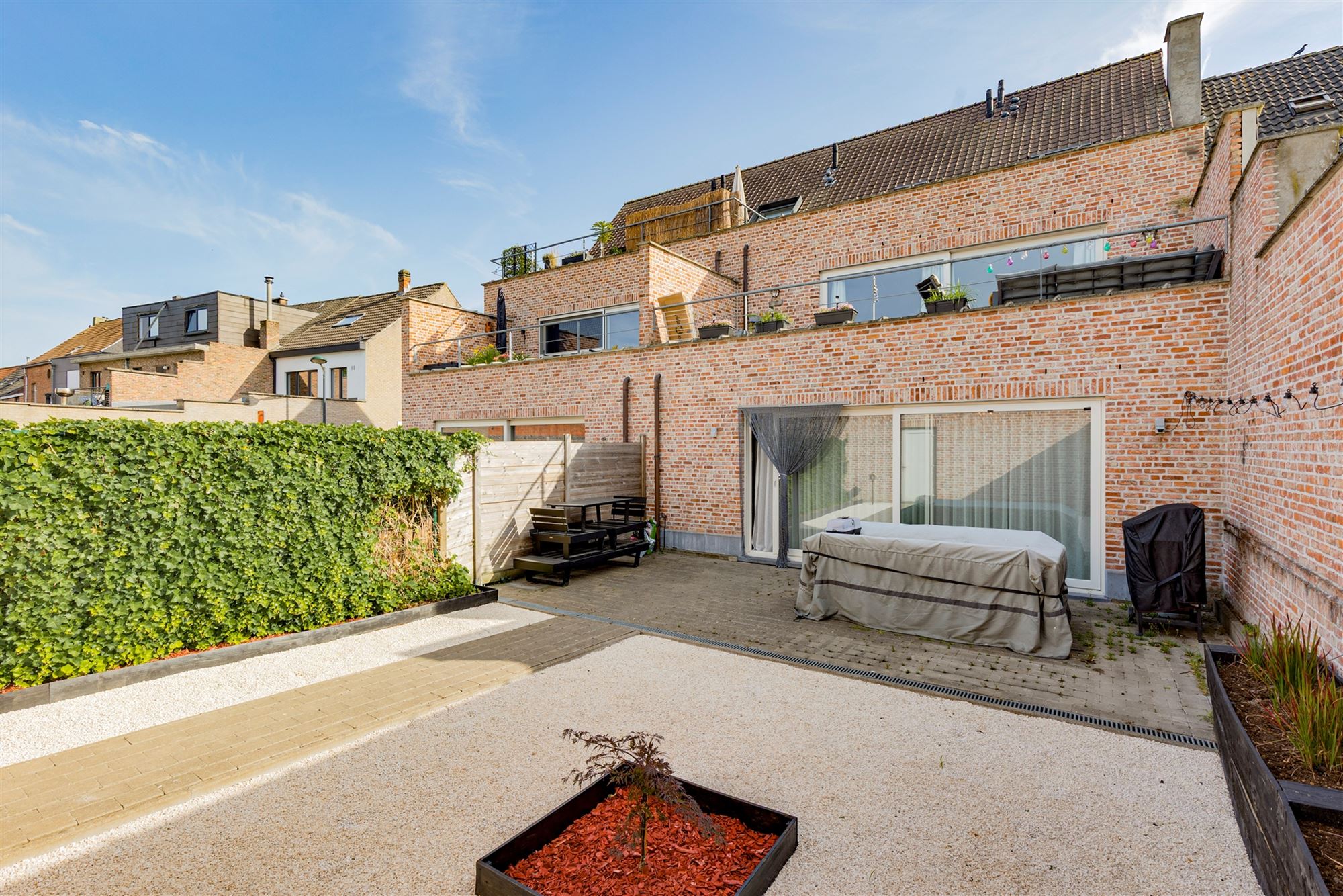 Lichtrijk appartement met 2 slpk, een tuin en garagebox in Bazel foto {{pictureIndex}}