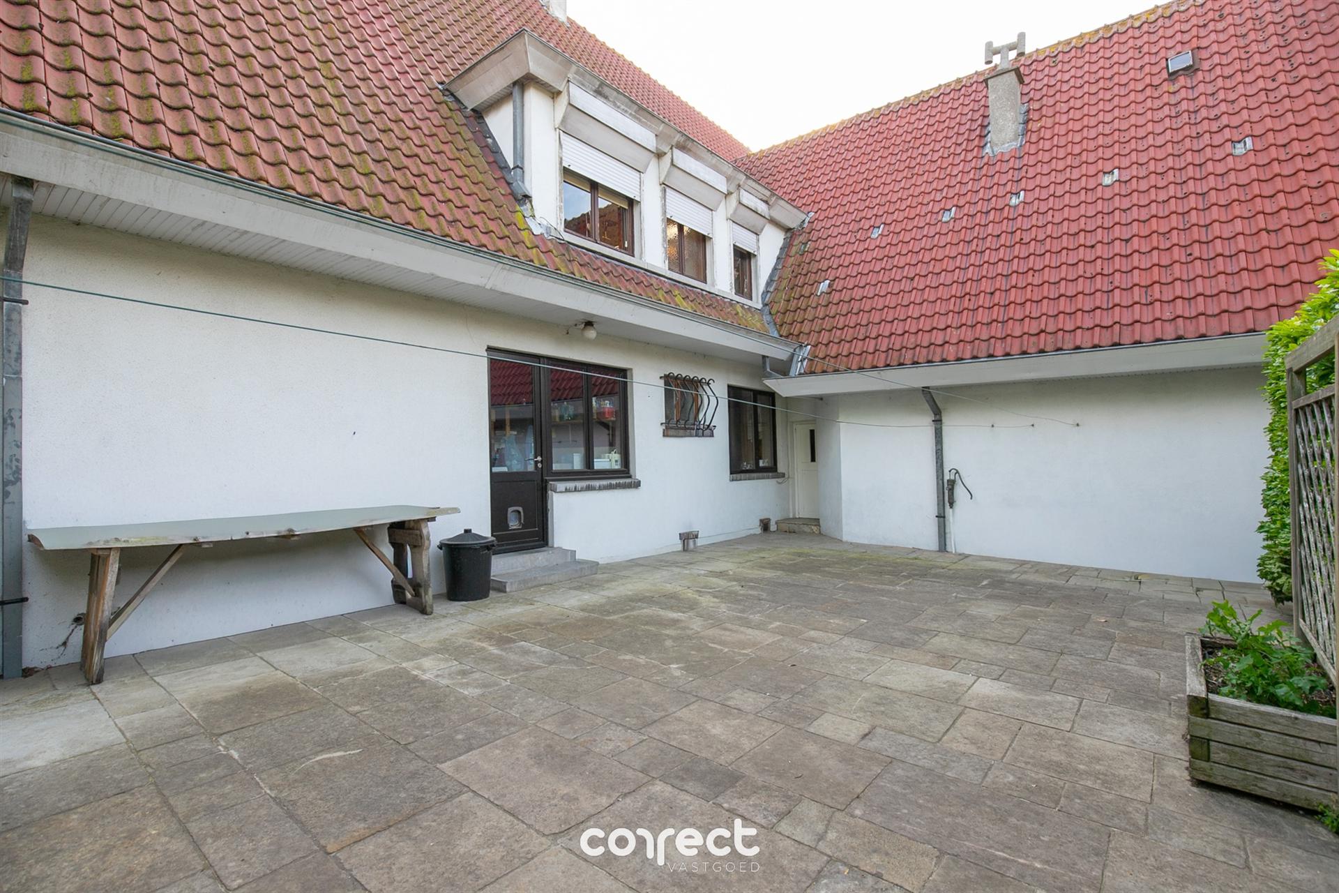 Authentieke villa op een royaal perceel, prachtige tuin met buitenzwembad en bijgebouwen. foto 35