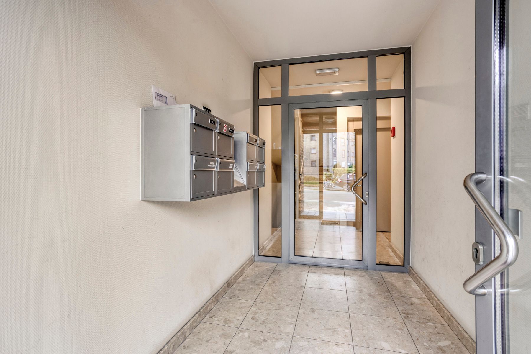 Instapklaar appartement met terras in het centrum van Zellik! foto 3