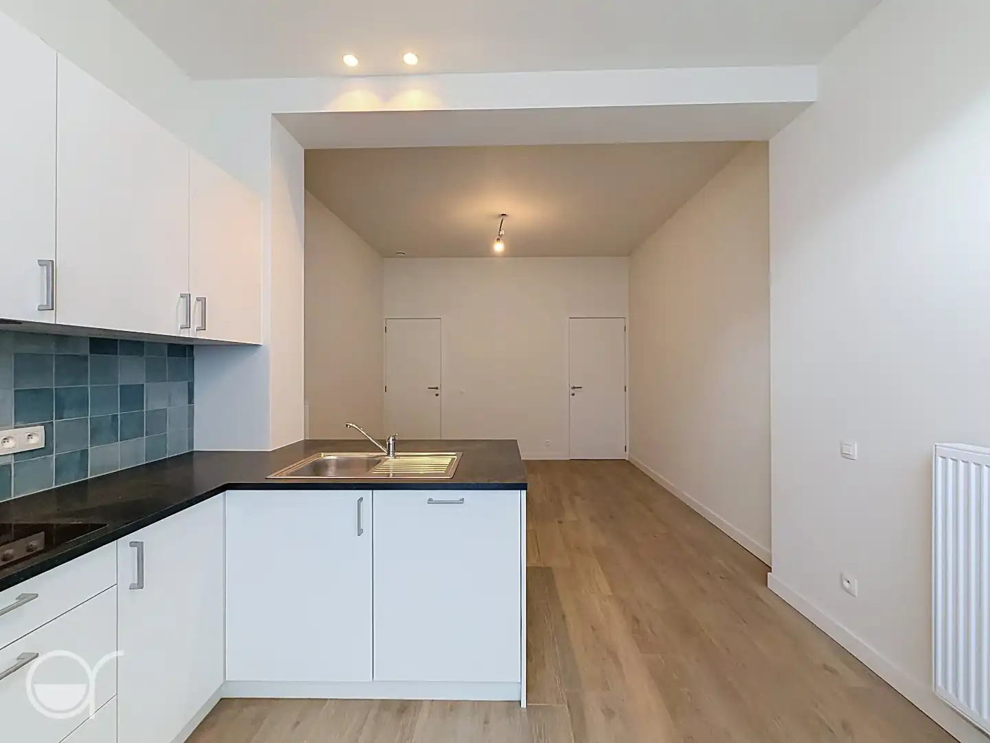 Prachtig gerenoveerde rijwoning met 2 slaapkamers en buitenruimte nabij de Coupure foto 6