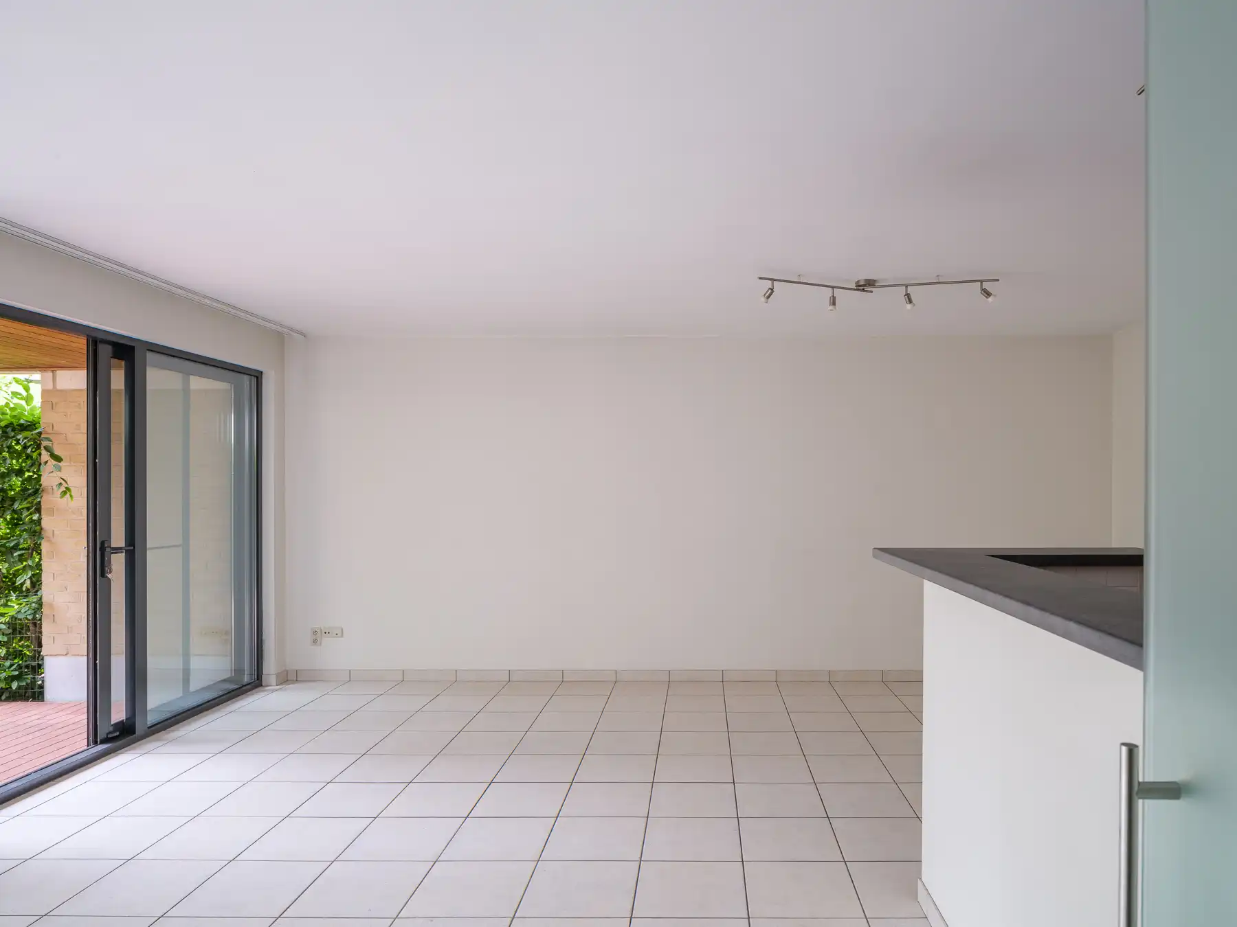 Lichtrijk appartement met privétuin foto 6