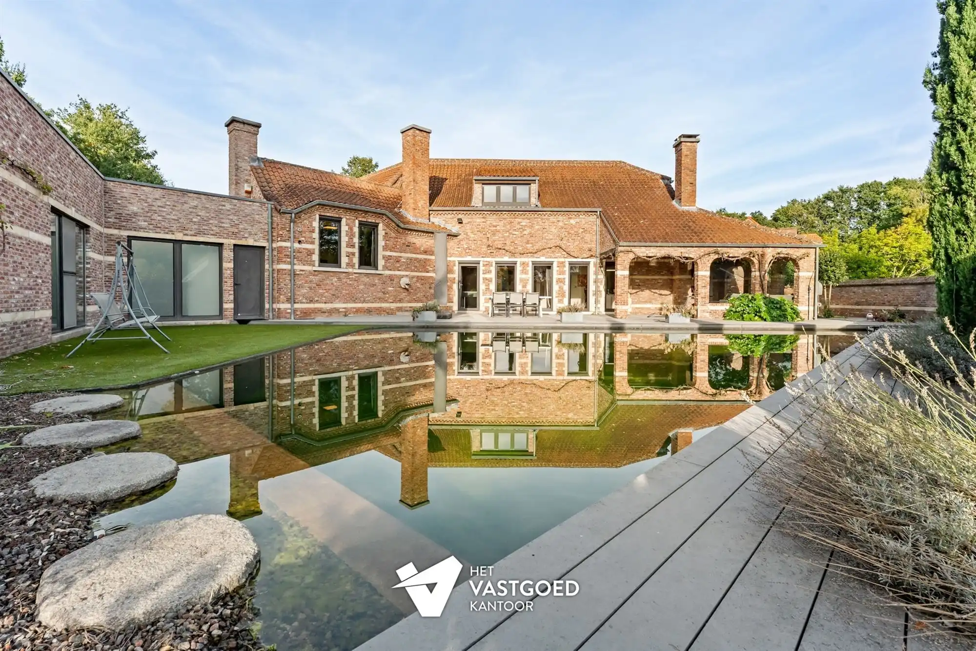 PRACHTIGE AUTHENTIEKE VILLA (585M²) MET BINNENZWEMBAD EN ZWEMVIJVER OP EEN PERCEEL VAN 48A75 TE KERMT foto {{pictureIndex}}