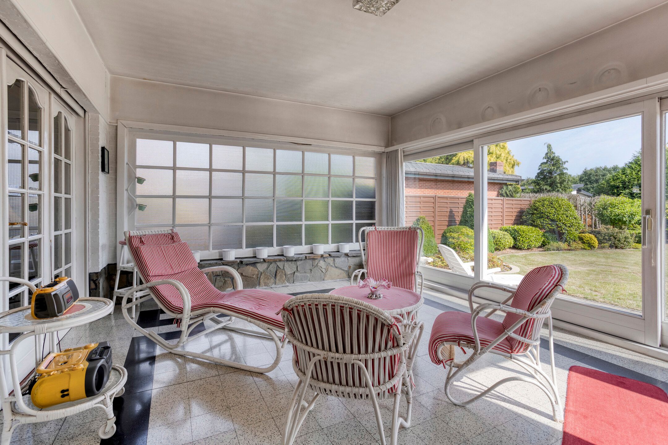 Te renoveren woning met veel potentieel foto 13