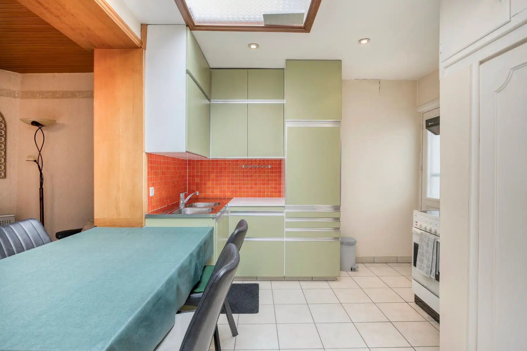 Rijwoning met 2 slaapkamers, inrichtbare zolder & grote tuin foto 6