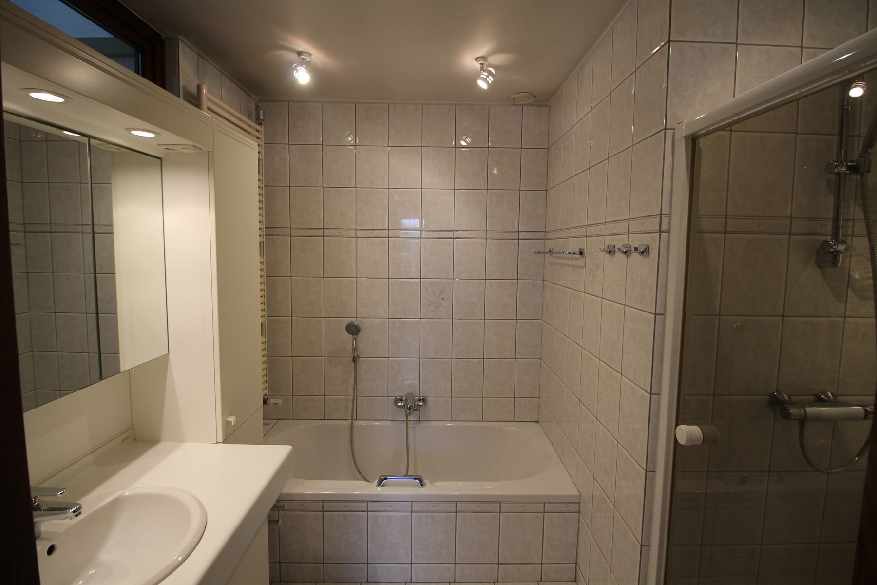 Een woning met 3 slaapkamers, garage en tuin vlakbij het centrum van Merksplas. foto 8